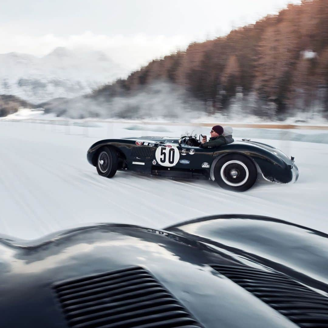 Jaguarさんのインスタグラム写真 - (JaguarInstagram)「Play with the elements.  #JaguarClassic #Ctype #Etype #XKSS #Dtype #ClassicCars #Heritage #Vintage #CarsofInstagram #InstaCar #Snow #Drifting #Switzerland #SeasonsGrettings」12月28日 19時28分 - jaguar