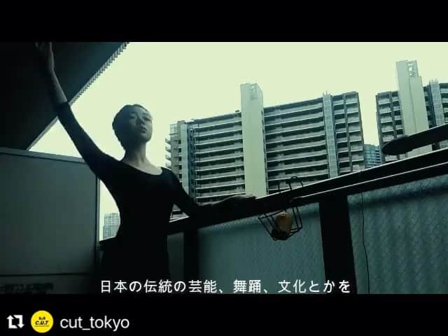 小橋 みなみのインスタグラム：「#Repost @cut_tokyo with @make_repost ・・・ 【PERSONAL FILE】Interview Dancer Minami Kobashi　ダンスを通じて伝統を繋ぐ  日本伝統の舞と近代のジャズヒップホップダンスを融合したスタイルを踊る女性ダンスカンパニー『新井風味』。その一員として昨年10月にデビューした学生プロダンサーがいる。彼女の名は小橋みなみ。若くしてダンスを仕事として踊る彼女に、ダンス・日本舞踊との出会いから、プロダンサーになるきっかけ、伝統文化を継承し広めていく意義、そしてカルチャーの捉え方までを訊いた。  インタビュー記事はプロフィールのリンクより。  #cultureuniversitytokyo #cut #personalfile #interview #日本舞踊 #dance #japaneseculture」