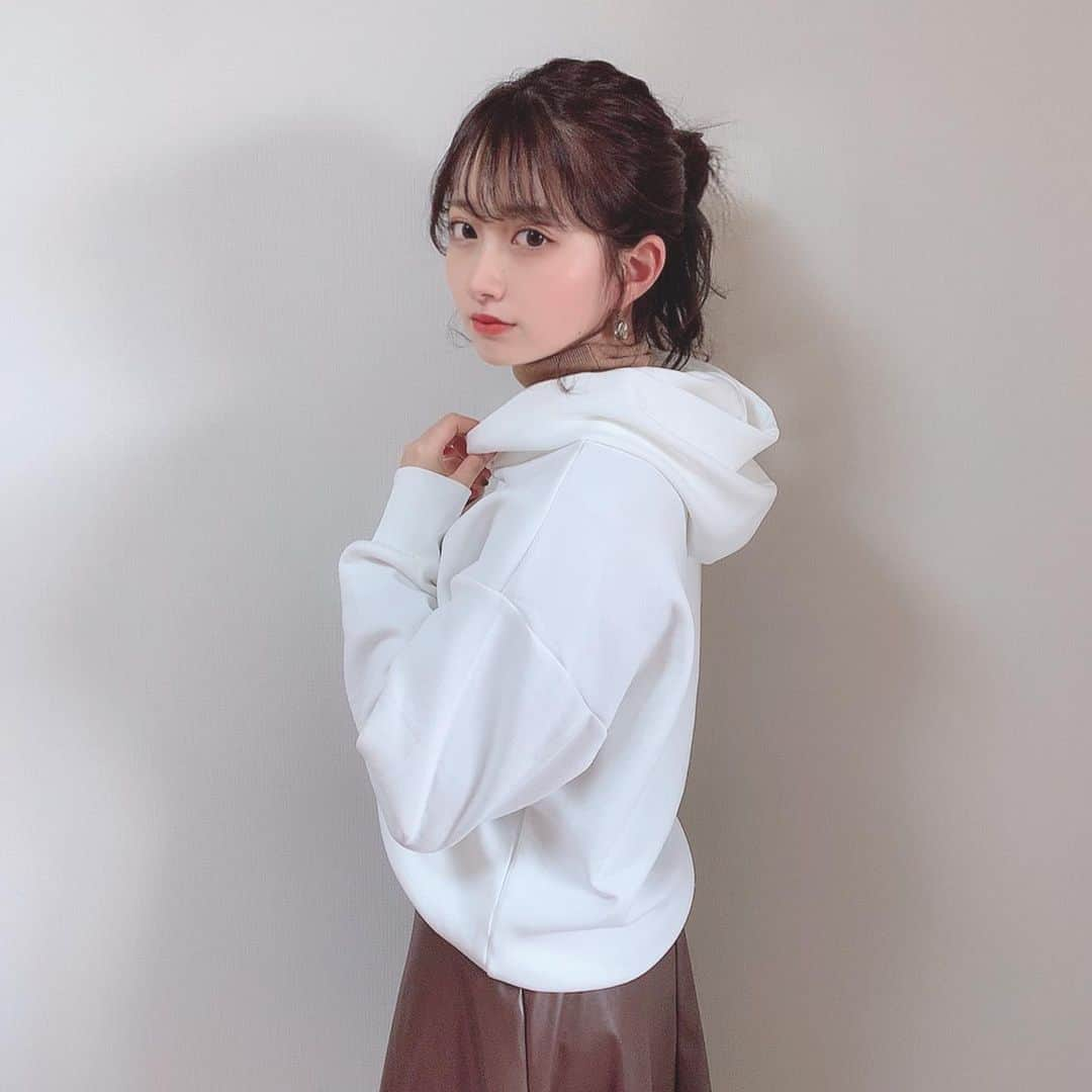 MIYUさんのインスタグラム写真 - (MIYUInstagram)「今日はGUの #ダブルフェイスプルパーカ でゆったり♡ ダボダボ感がめっちゃ可愛いよね🥺💭 パーカーだけど、生地が肉厚で質感もサラッとしてるから カジュアルになりすぎず、むしろ大人キレイに着こなせるよ👏  私は今回インナーにハイネックを合わせました✌️ ボトムスはロングスカートとかパンツと 相性がいいのかなって思います！ 合わせ方次第でいろんな印象を楽しめるよ♡ #gu_for_all #GUstyle #gupr #パーカ」12月28日 19時37分 - miyu__.oo