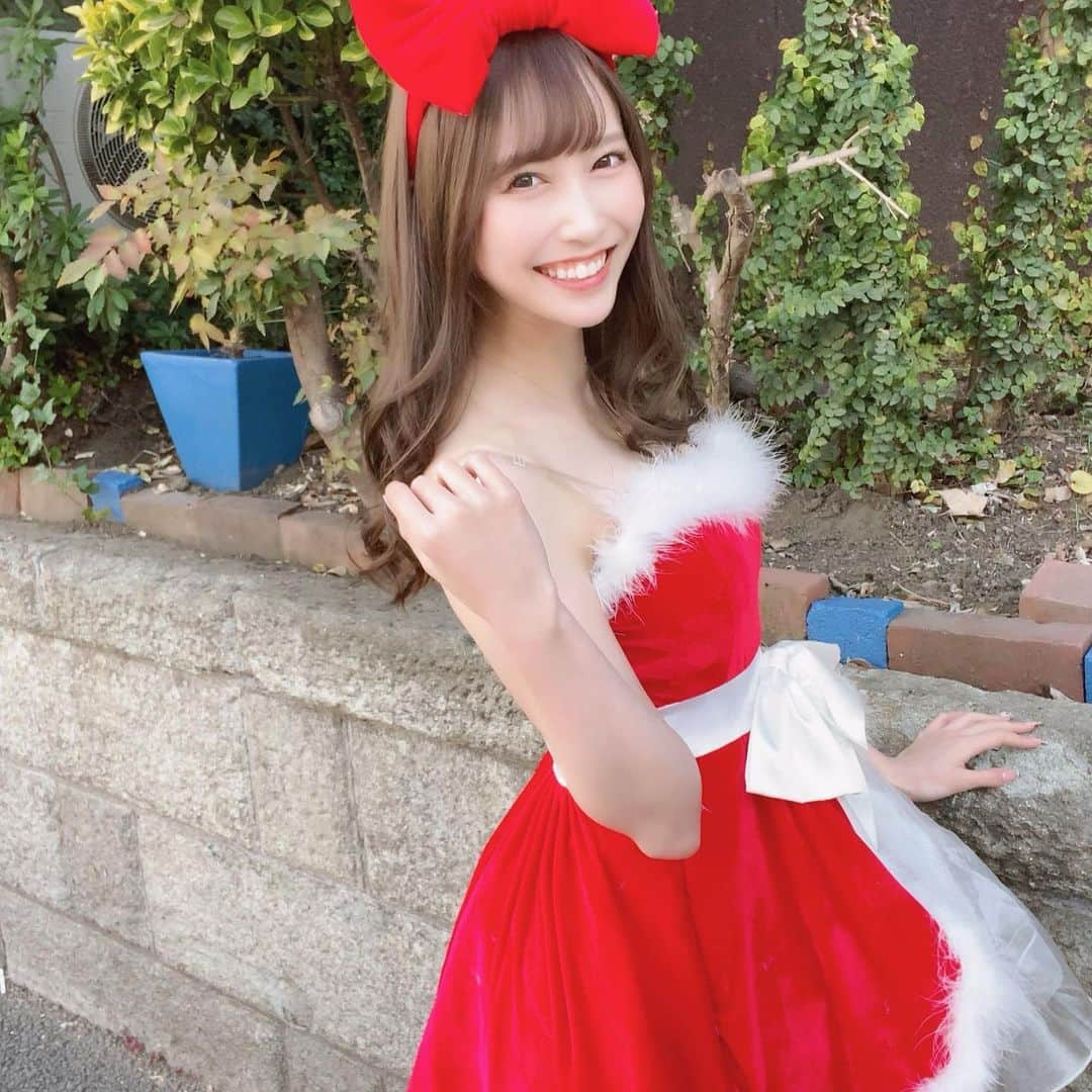 春川桃菜のインスタグラム：「プレゼントはわたし❤️🎁 なんて人生で一度は言ってみたいものでした。。。 . . . #サンタコス #サンタクロース #コスプレ #cosplay #cosplayer #サンタコスプレ #コスプレ女子 #クリスマス #クリスマスコーデ #出遅れた」