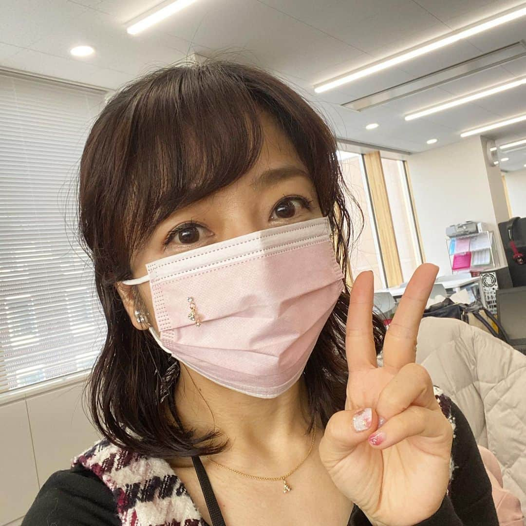 佐藤彩さんのインスタグラム写真 - (佐藤彩Instagram)「マスクピアス✨  このあいだ番組でも話したのですが… 教えてくれたのは、#森田絹子 アナ😊  #今日ドキッ で紹介したとのことで。 彩さんも挑戦してみてください✨って😆  私、チャレンジして良かったよ〜🤗  いろんな人からかわいいって言われて、めちゃくちゃテンション上がったわ🥰 絹ちゃんありがとう😊  このテンションで、明日もがんばろう〜😆  #マスクピアス #キラキラ #テンション上がる #周りからの評判もよかった  #かわいいと思って身につけるのは心の栄養になる #明日もがんばろう #HBC #北海道放送 #アナウンサー #佐藤彩」12月28日 19時38分 - hbc_ayasato