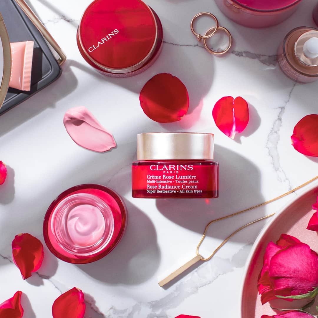 ClarinsUKさんのインスタグラム写真 - (ClarinsUKInstagram)「Add a hint of rosiness to your daily skin care routine 🌹 Our Super Restorative Rose Radiance Cream is infused with highly effective botanical ingredients to rejuvenate and smooth the skin, with a rosy tint for an instant complexion lift. ⁣  #Clarins #ClarinsSkinCare #RoseRadianceCream」12月28日 19時30分 - clarinsuk