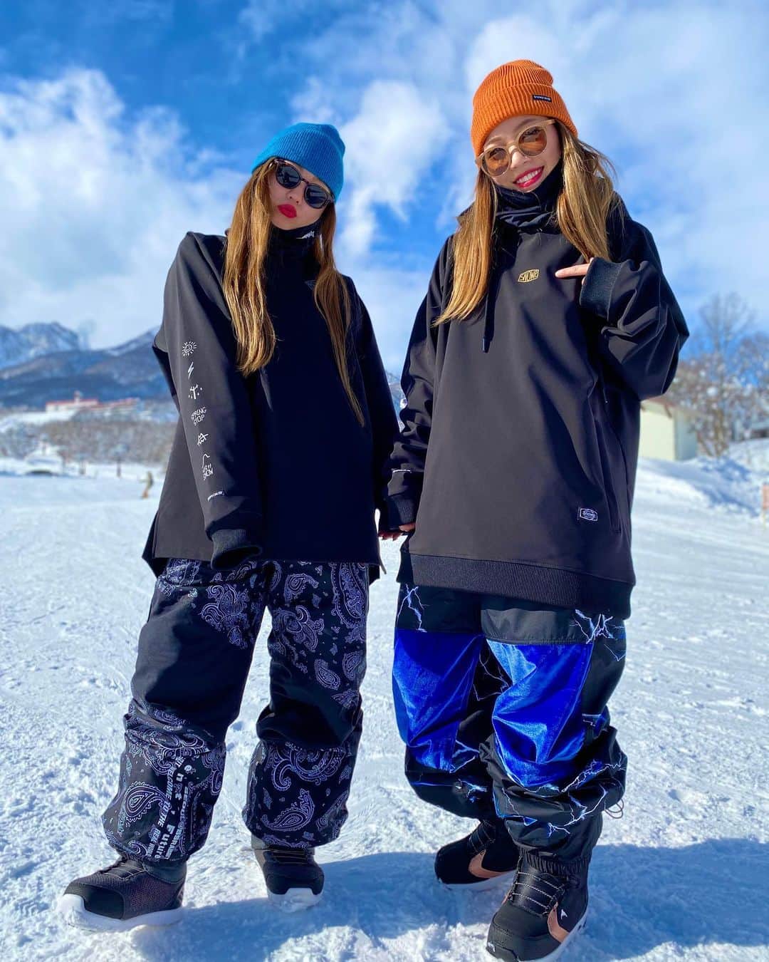 つっきさんのインスタグラム写真 - (つっきInstagram)「🏂🏂🏂🏂🏂 ． まみとSNOWPtwins👯⚡️💕 みんなも一緒にオソロしよーぜ🤙💙 つっきもまみも157cmでM着てるよ🔥 🤜❤️🤛 @snowpwear  ． ▼▼check▼▼ @snowholic_official  商品の問い合わせや質問は @mo10min さんに聞いてみてね😊💓 ． ． #snowholic #SNOWP #스노보드  #스키 #snow #snowboard #snowboarder #snowboardgirl #swag #awesome #winterstyle #outfit #ambassador #スノーホリック #スノップ #スノーアパレル #スノボ #スノボー #スノボ女子 #スノボー女子 #スノーボード #スノボウェア #ジブ #グラトリ #フリーラン #キッカー #アンバサダー #イケイケのイケ #すきすきのすき❤️ #2020インスタがんばる」12月28日 19時33分 - tukki007