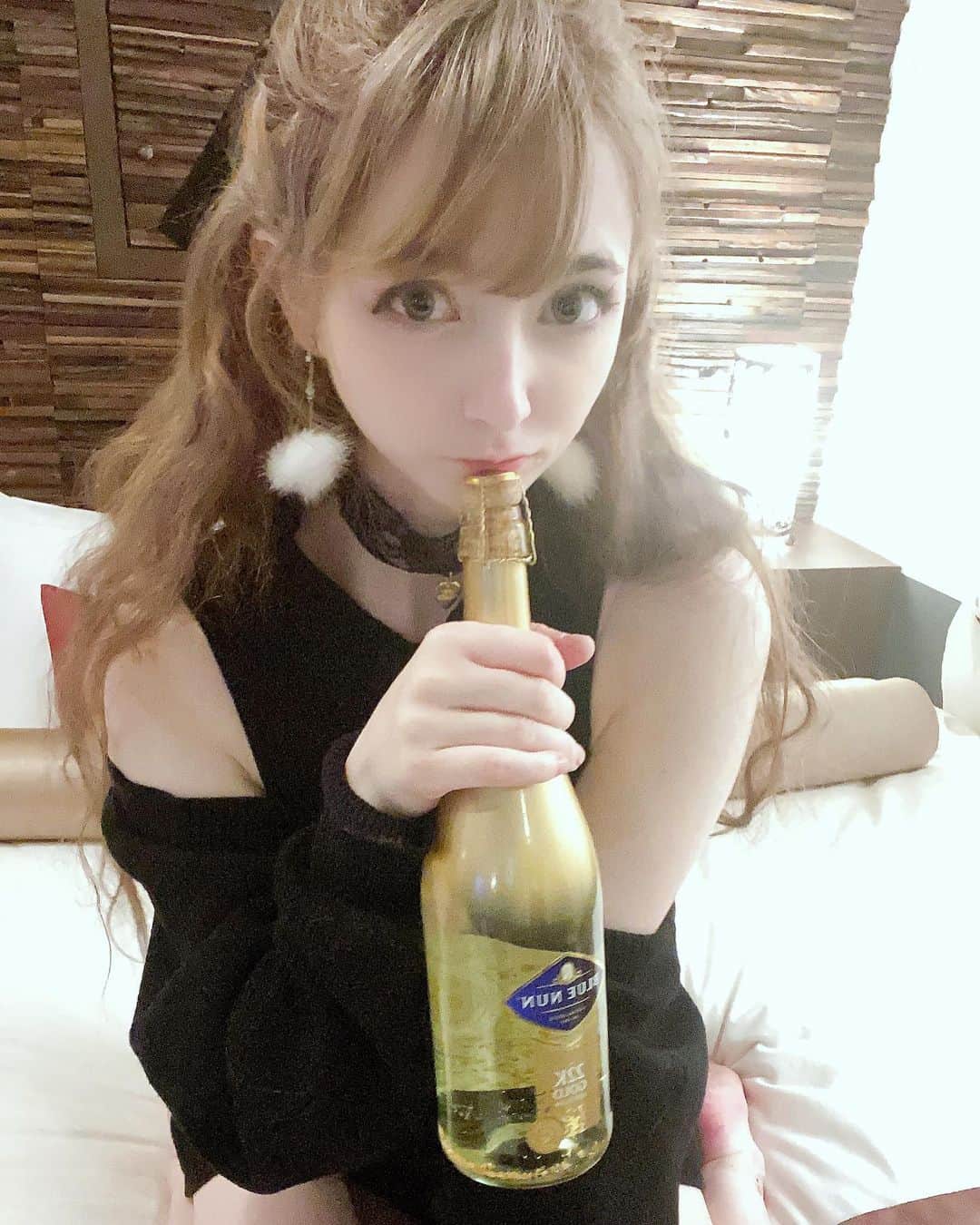 ビーナス・アンジェリックさんのインスタグラム写真 - (ビーナス・アンジェリックInstagram)「Do you want more jirai/landmine girl content? 👀👀👀Also one of my gang members brought champagne with real gold inside of it to our Christmas party (I don’t drink right now though so not sure how it tastes!)」12月28日 19時35分 - venus_angelic