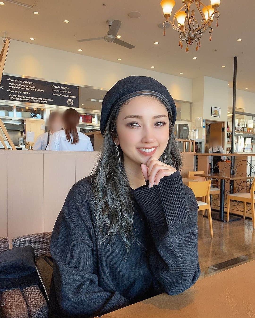 YUMIKAのインスタグラム：「年に一度あるか無いかの 前髪無し子さんday💇‍♀️ デスク周り掃除するとスッキリするけど 何故だか寂しい気持ちになる❄️ わたしだけ？不思議だ☺️ #cyberjapan #cyberjapandancers #サイバージャパン #サイバージャパンダンサーズ #cjd_yumika」