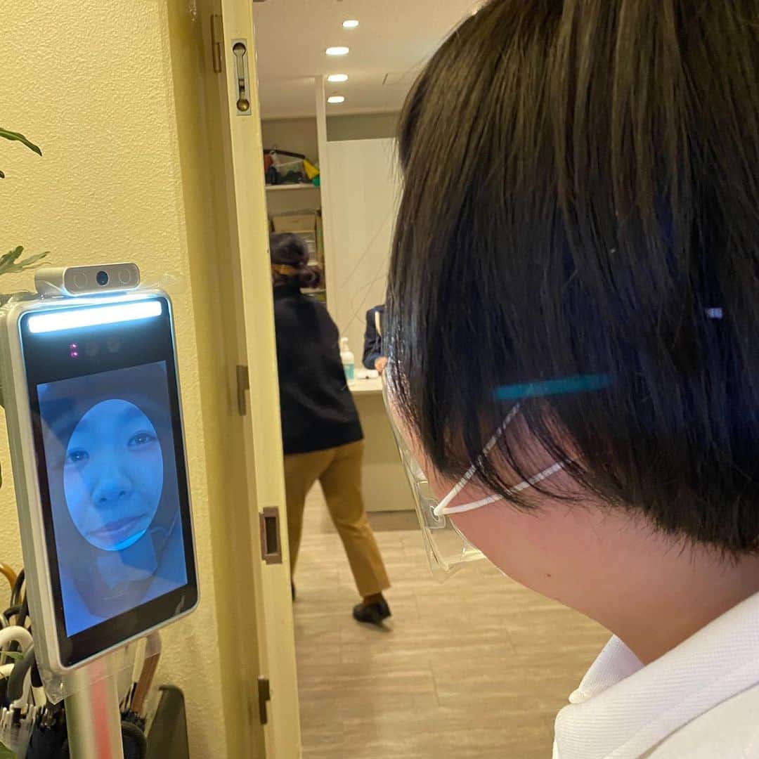 吉本新喜劇さんのインスタグラム写真 - (吉本新喜劇Instagram)「NGK楽屋にも最新の体温計が導入されました！さっそく試してみた画面めいいっぱいの藍さん🌻 #吉本新喜劇 #酒井藍 #本日楽日 #画面いっぱいにお顔」12月28日 19時36分 - yoshimotoshinkigeki