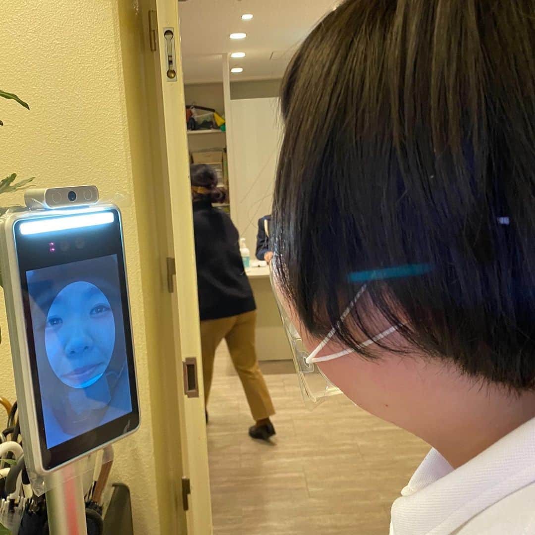 吉本新喜劇のインスタグラム：「NGK楽屋にも最新の体温計が導入されました！さっそく試してみた画面めいいっぱいの藍さん🌻 #吉本新喜劇 #酒井藍 #本日楽日 #画面いっぱいにお顔」