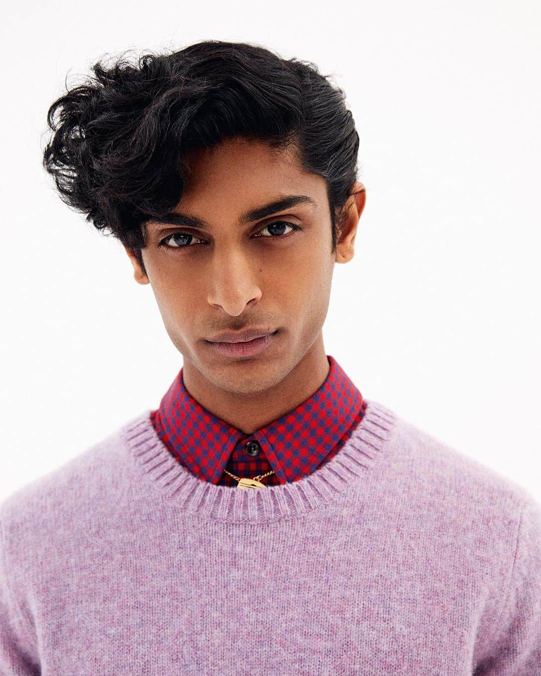 アーペーセーのインスタグラム：「A.P.C. F/W 2020 ⠀ ⠀ @pratikshettyyy is wearing the André jumper in heather mauve, the Jules overshirt and the Louison necklace available in silver.⠀ ⠀ Available in store and at apc.fr⠀ ⠀ #APC #APCFW20」
