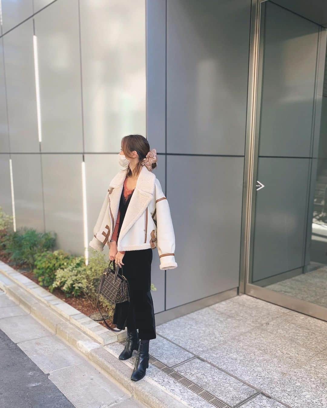のインスタグラム：「この前の私服❄️ このベロアキャミワンピ、美シルエットで めっっちゃ褒められたぁぁ❤︎☺️嬉し @saaageboutique 👗 あとちょっと前に買った大きいシュシュも 時短で映えるから助かってる😚 おすすめアクセだなぁ😚 ㅤㅤㅤ #ベロアってキャミワンピだと取り入れやすいことを知った日 #裾がマーメイドっぽいから歩きづらいかと思いきゴム入っててめちゃ歩きやすい最高」