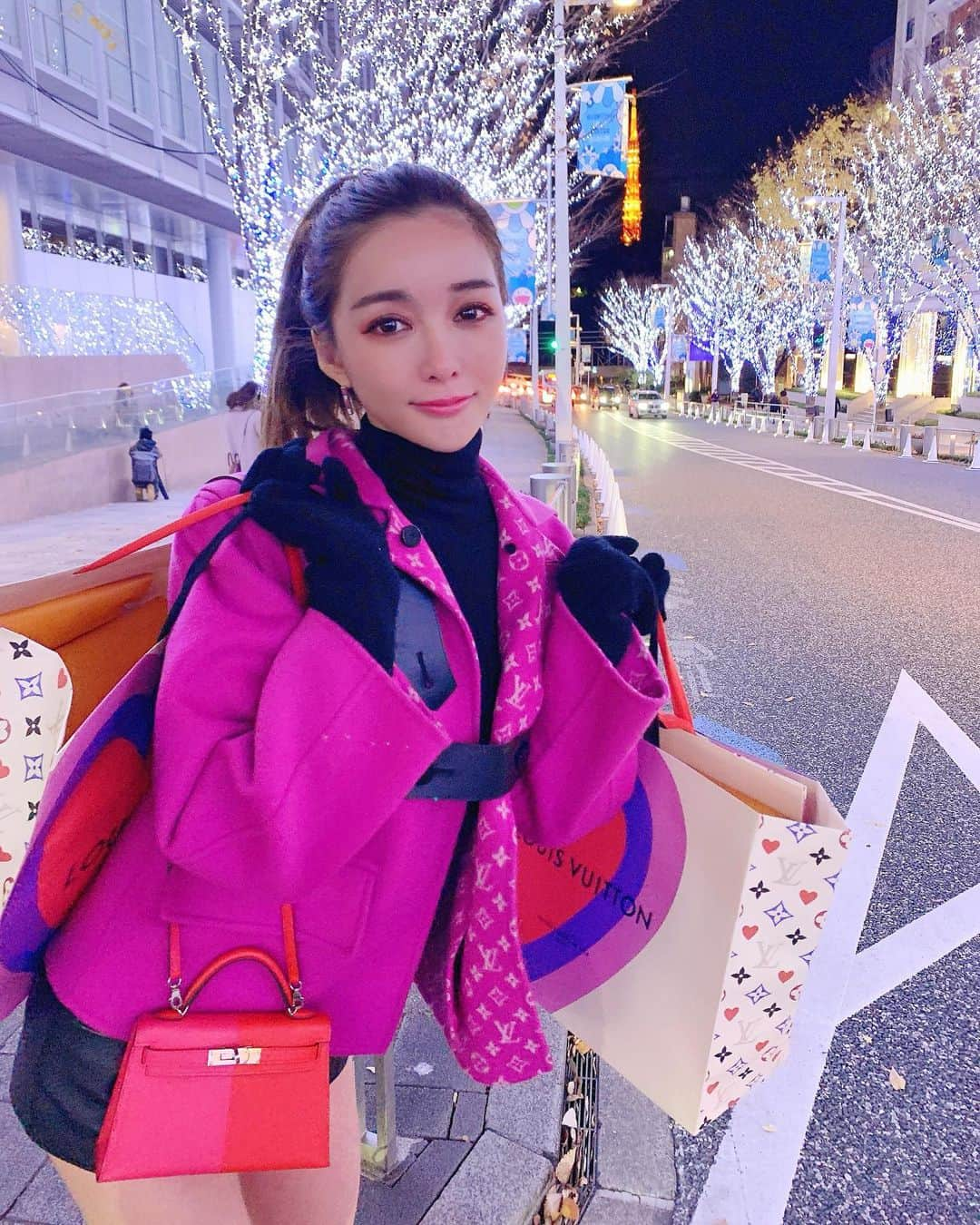 濱野りれさんのインスタグラム写真 - (濱野りれInstagram)「My favorite illumination🌃✨ I see this illumination every year, but it's always beautiful that my voice leaks every time I see it.  It's decorated for the year-end and New Year holidays. Check it out when we can travel😘♥️ . 何回見てもわああって声が出るくらい ここのイルミネーション好き☺️ 今年最後のけやき坂写真撮れてよかった♥️ . . #roppongi #roppongiillumination #shopping #shoppingday #illumination #keyakizaka #tokyonight #tokyonightview #citynights #nightlights #citylights #louisvuitton #louisvuittonaddict #louisvuittoninternational #lvlovers #lvgameon #hermes #hermesbag #minikelly #kellymini #六本木 #六本木ヒルズ #イルミネーション #けやき坂 #けやき坂イルミネーション #ゲームオン #ヴィトン #ルイヴィトン #ミニケリー #ケリーミニ」12月28日 19時44分 - riregram