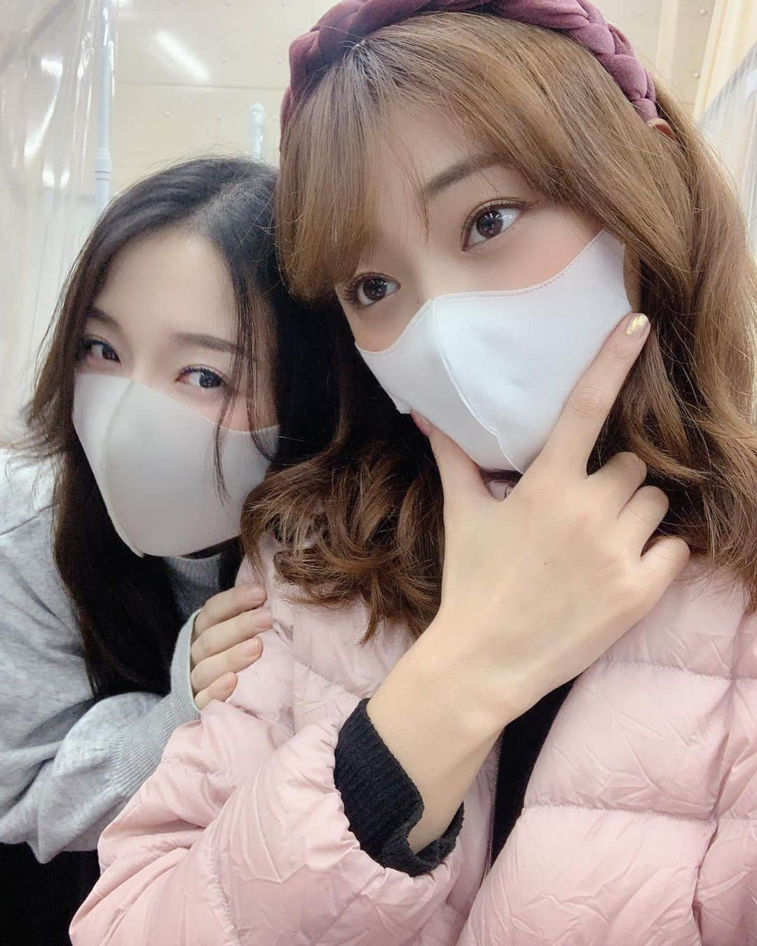 内田美麗（麗奈ゆう）さんのインスタグラム写真 - (内田美麗（麗奈ゆう）Instagram)「今日な珍しくおりりに甘えさせてもらいました🦦✨  いつも甘やかしてる方なので笑  でもぶりっ子は許されませんでした🦥 美麗のぶりっ子は嫌いみたいです🦥🦥笑  4枚目はシールド越しなのでちょっとだけぼやぼや🦦 なずちゃんが撮ってくれました🦦✨  明日は気合い入れ直して頑張ろうっっ✨  切り替え大事っ🙏  #ポーの一族#musical#ミュージカル#七瀬りりこ　さん#みれりり」12月28日 19時45分 - miretan29