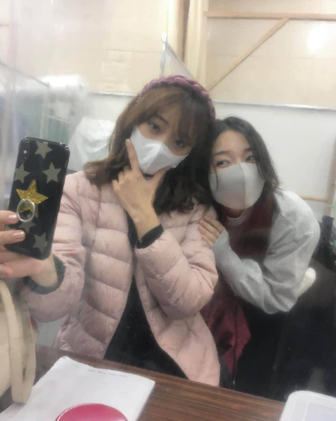 内田美麗（麗奈ゆう）さんのインスタグラム写真 - (内田美麗（麗奈ゆう）Instagram)「今日な珍しくおりりに甘えさせてもらいました🦦✨  いつも甘やかしてる方なので笑  でもぶりっ子は許されませんでした🦥 美麗のぶりっ子は嫌いみたいです🦥🦥笑  4枚目はシールド越しなのでちょっとだけぼやぼや🦦 なずちゃんが撮ってくれました🦦✨  明日は気合い入れ直して頑張ろうっっ✨  切り替え大事っ🙏  #ポーの一族#musical#ミュージカル#七瀬りりこ　さん#みれりり」12月28日 19時45分 - miretan29