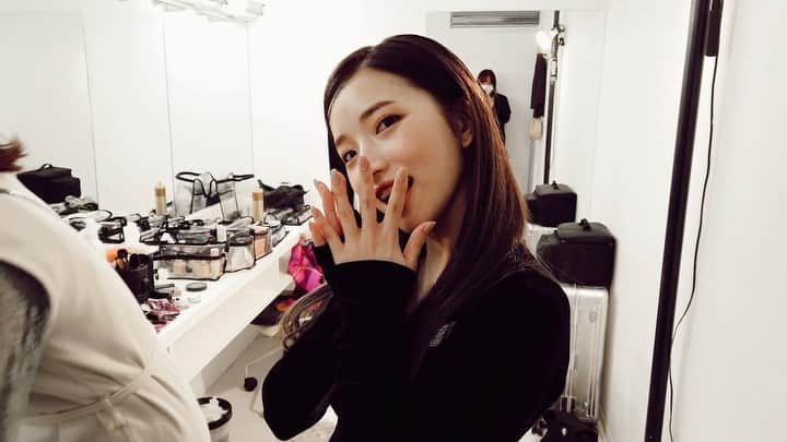 南りほのインスタグラム：「내가 요즘 제일 좋아하는 노래💗🖤 #whatdoicallyou 🎧💭」