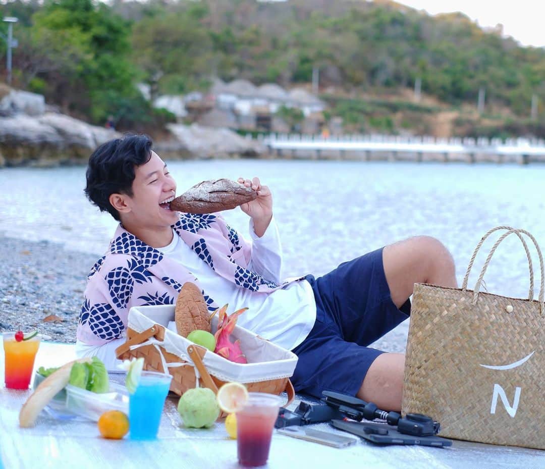 アイス・サランユーのインスタグラム：「ถ้าไม่ชอบติดหรู​ หันมาชอบศรัณยูดูสิครับ😚😜 Picnic before sunset  #novotelkohsichang  #novotel #โรงแรมที่ดีที่สุดบนเกาะสีชัง #เที่ยวทั่วไทยกับไอซ์ศรัณยู  #เกาะสีชัง」