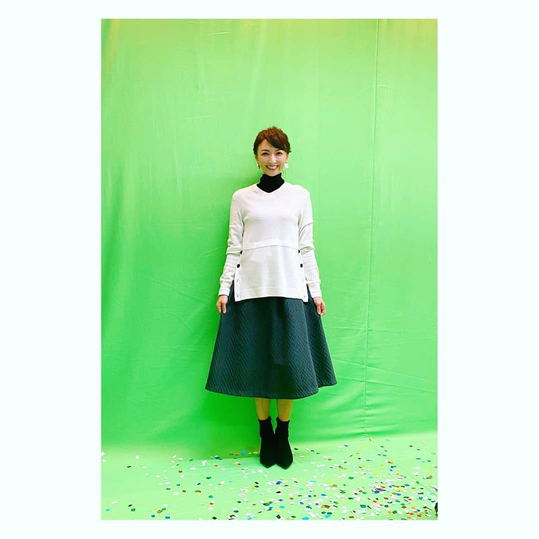 望月理恵さんのインスタグラム写真 - (望月理恵Instagram)「ズムサタのロケ衣装 載せ忘れてました！  セーターが可愛くて、 タイプでした😍  トップス、スカート共に @kaapio_official @dressunreve  イヤリング #donatellapellini @dressunreve  ブーツ @randa_pic」12月28日 19時53分 - mochiee28