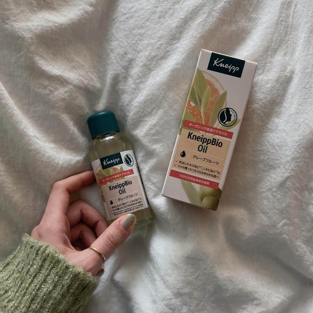 のインスタグラム：「. @kneipp_japan クナイプビオ オイルで保湿ケア🍊 乾燥が気になる今の時期は、ボディクリームを塗った後にオイルで蓋をすると肌がもっちりしておすすめ◎ さらっとしたテクスチャーなので、ヘアオイルやブースターとしても使っています。全身がグレープフルーツの香りに包まれて癒される👼🏻 詳しくはオンラインショップをチェック✔︎  #kneipp #kneippbiooil #organic #クナイプ #クナイプビオオイル #美容オイル #オーガニック #ブースター #保湿 #植物美容オイル #PR」