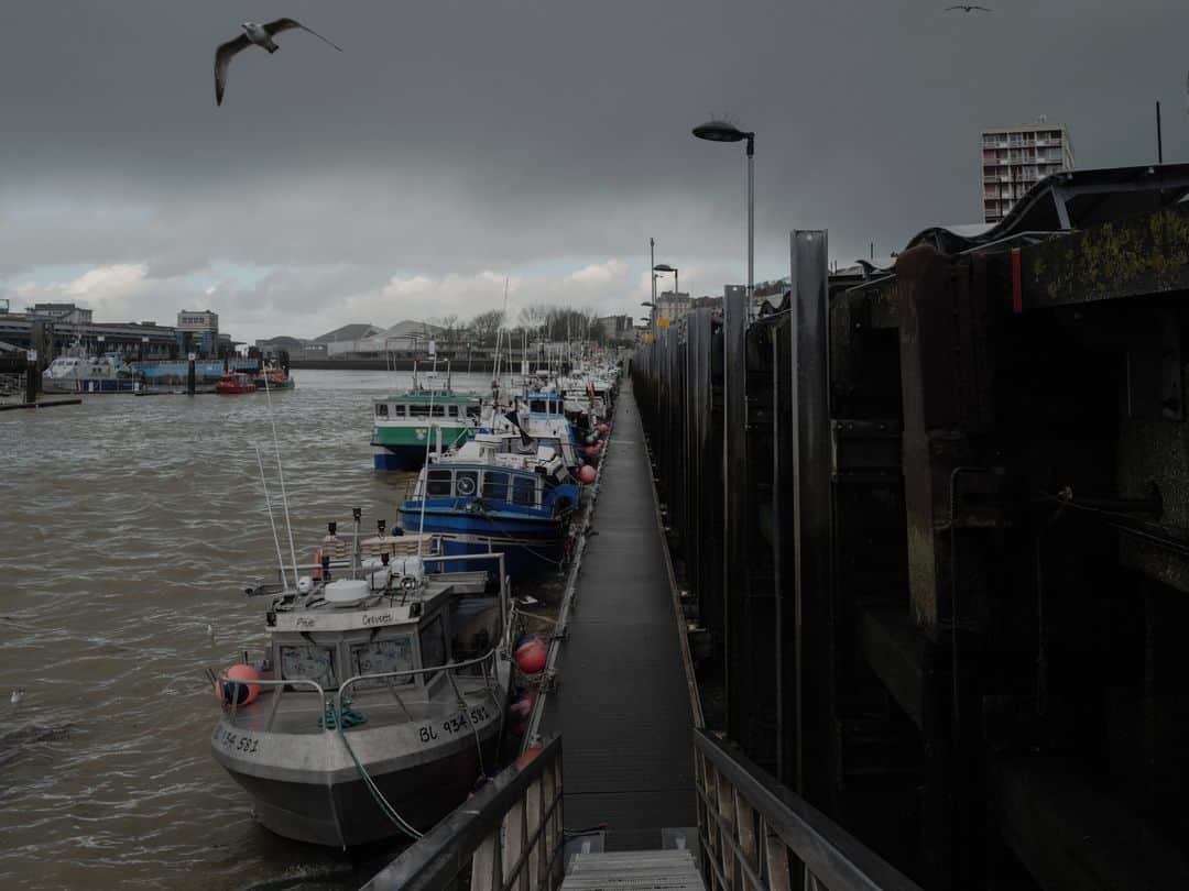 ルモンドさんのインスタグラム写真 - (ルモンドInstagram)「Premier port de pêche français, avec 31 538 tonnes de poissons débarquées en 2019, Boulogne-sur-Mer a obtenu un cadeau de Noël inespéré. Dans le cadre de l'accord conclu entre l’Union européenne et le Royaume-Uni, jeudi 24 décembre, qui prévoit que les Vingt-Sept renoncent progressivement à 25 % de leurs prises dans les eaux britanniques, les pêcheurs de l’UE bénéficieront d’une période de transition jusqu’en juin 2026. Pour les flottilles de Normandie, de Bretagne et des Hauts-de-France, les trois régions les plus concernées, l’accès aux eaux poissonneuses britanniques, et notamment dans les 6 à 12 milles marins au large des côtes britanniques, garantit la pérennité de leur activité.⁣ La filière pêche des Hauts-de-France redoutait un « no deal », d’où cette impression quasi unanime d’avoir obtenu un bon compromis. « Ça aurait été dramatique si nous n’avions pas eu d’accord, rappelle Jean-Michel Fournier, patron pêcheur d’Etaples, dans le Pas-de-Calais. On sait que les Anglais sont tenaces mais [Michel] Barnier et la ministre de la mer [Annick Girardin] l’ont été aussi. »⁣ -⁣ 1 : Jean-Michel Fournier, patron pêcheur d’Etaples, sur son bateau à Boulogne-sur-Mer, le 27 décembre.⁣ 2 : Le quai Gambetta à Boulogne-sur-Mer.⁣ 3 : Laurent Merlin, pêcheur depuis l’âge de 16 ans, à côté de son bateau.⁣ 4-7-9 : Bassin Loubet, le bateau de Jean Michel Fournier.⁣ 5 : Sur un bateau amarré quai Gambetta.⁣ 6 : Olivier Leprêtre, président du Comité Régional des Pêches Maritimes et des Elevages Marins (CRPMEM) à Etaples.⁣ 8 : Frédéric Cuvilier, le maire de Boulogne-sur-Mer (et ancien ministre socialiste des transports, de la mer et de la pêche)⁣ -⁣ Photos: Aimée Thirion #PourLeMonde⁣ -⁣ #brexit #peche #BoulognesurMer」12月28日 19時57分 - lemondefr