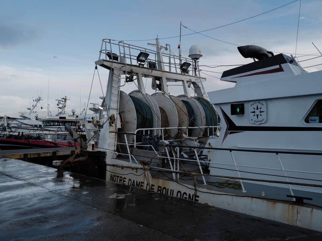 ルモンドさんのインスタグラム写真 - (ルモンドInstagram)「Premier port de pêche français, avec 31 538 tonnes de poissons débarquées en 2019, Boulogne-sur-Mer a obtenu un cadeau de Noël inespéré. Dans le cadre de l'accord conclu entre l’Union européenne et le Royaume-Uni, jeudi 24 décembre, qui prévoit que les Vingt-Sept renoncent progressivement à 25 % de leurs prises dans les eaux britanniques, les pêcheurs de l’UE bénéficieront d’une période de transition jusqu’en juin 2026. Pour les flottilles de Normandie, de Bretagne et des Hauts-de-France, les trois régions les plus concernées, l’accès aux eaux poissonneuses britanniques, et notamment dans les 6 à 12 milles marins au large des côtes britanniques, garantit la pérennité de leur activité.⁣ La filière pêche des Hauts-de-France redoutait un « no deal », d’où cette impression quasi unanime d’avoir obtenu un bon compromis. « Ça aurait été dramatique si nous n’avions pas eu d’accord, rappelle Jean-Michel Fournier, patron pêcheur d’Etaples, dans le Pas-de-Calais. On sait que les Anglais sont tenaces mais [Michel] Barnier et la ministre de la mer [Annick Girardin] l’ont été aussi. »⁣ -⁣ 1 : Jean-Michel Fournier, patron pêcheur d’Etaples, sur son bateau à Boulogne-sur-Mer, le 27 décembre.⁣ 2 : Le quai Gambetta à Boulogne-sur-Mer.⁣ 3 : Laurent Merlin, pêcheur depuis l’âge de 16 ans, à côté de son bateau.⁣ 4-7-9 : Bassin Loubet, le bateau de Jean Michel Fournier.⁣ 5 : Sur un bateau amarré quai Gambetta.⁣ 6 : Olivier Leprêtre, président du Comité Régional des Pêches Maritimes et des Elevages Marins (CRPMEM) à Etaples.⁣ 8 : Frédéric Cuvilier, le maire de Boulogne-sur-Mer (et ancien ministre socialiste des transports, de la mer et de la pêche)⁣ -⁣ Photos: Aimée Thirion #PourLeMonde⁣ -⁣ #brexit #peche #BoulognesurMer」12月28日 19時57分 - lemondefr