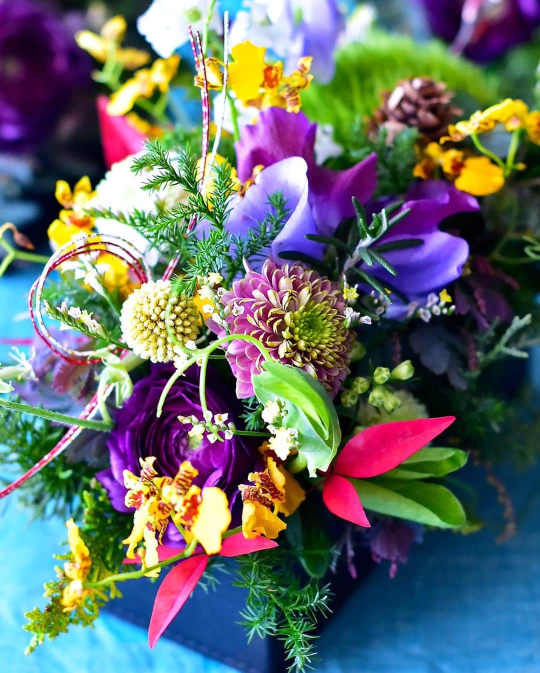 セーラさんのインスタグラム写真 - (セーラInstagram)「* 2020/12/28 * + . . 今日は #haruとセーラのフラワーレッスン 2回目でした。 . ２回目の今日はお正月のテーブルに飾るお花を教えてもらいました。 . . 最初はね、小さい器にこんな感じで飾れればいいかなー？ってイメージ写真をはるさんに送ったら。。。 . . なんということでしょう♡ 私のイメージの1000倍素敵な物をはるさんが教えてくれました。 . それもね3つも！！ この年の瀬の忙しい時にお花を3つも作らせてくれる人とかおる？ はるさんくらいよーー。 . . ❁⃘*.ﾟ素敵すぎてクラクラしちゃうので沢山撮ったお花の写真見てもらお。(ﾉ∀｀笑) . . とっても上品で過保護な教室なもんで（笑） 着いたらお腹いっぱいお昼ごはんを食べさせてもらい、お花を作ってる最中は「すごい！」「素敵！」「可愛い！」「上手！上手！👏🏻」を連発をしてくれます。 途中、美味しいお茶とお菓子出してもらえるし。 はい！前回同様ただただ気持ち良くお腹いっぱいで幸せな時間を過ごしてきました。（笑） . . 疲れてない？って何度もはるさんが気にしてくれたけど。。。 どこで疲れていいのやら。ですよ♡ ずーーーっと楽しかった！ . . 我が家のお正月🎍。 はるさんのおかげでめちゃくちゃ素敵になるよ。 はるさん、ありがとうーー🥰。 @haru_treful . ・ ・ ・ #お正月アレンジメント #お正月アレンジメントレッスン #お正月アレンジメントフラワー」12月28日 19時57分 - se_ra0227