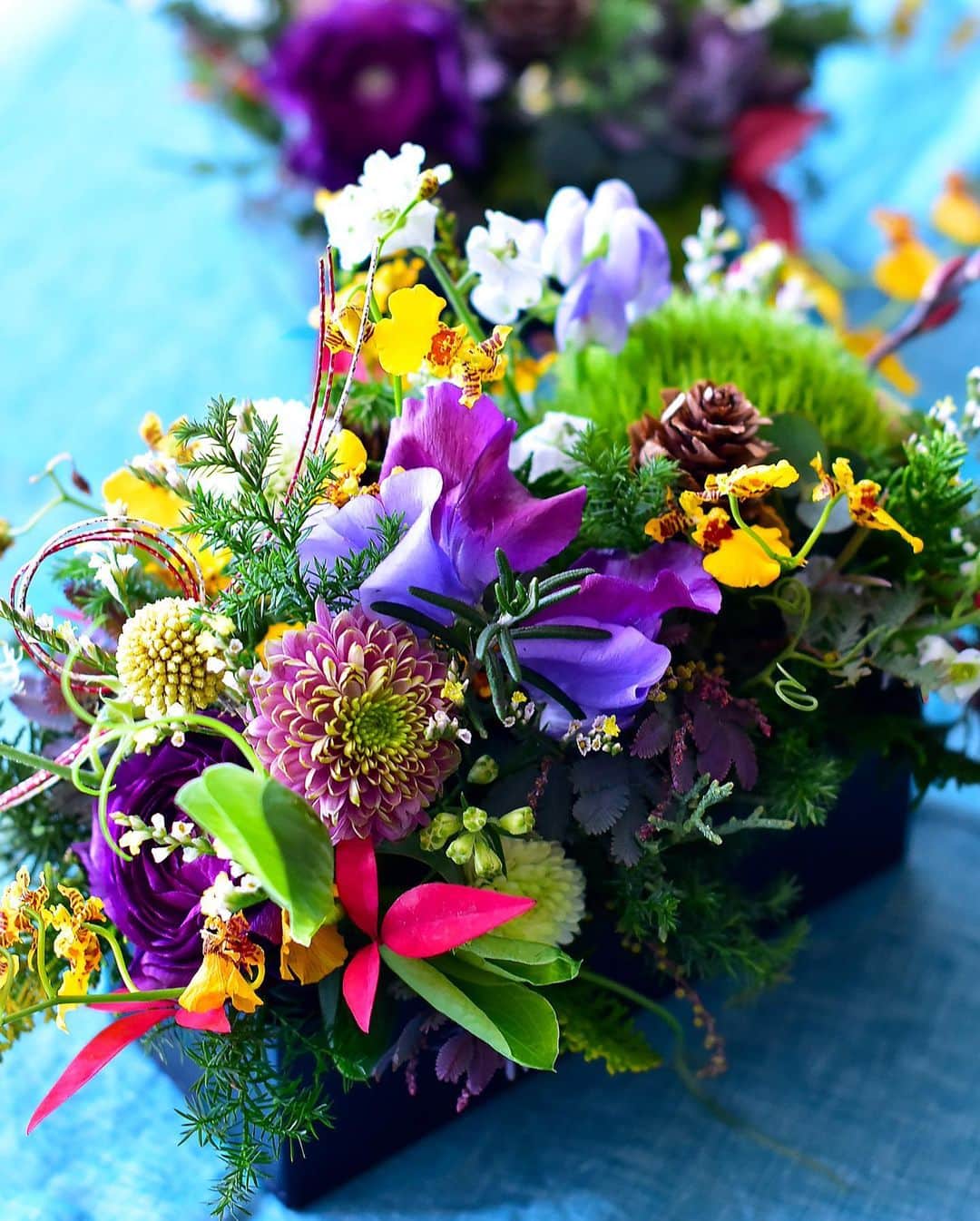セーラさんのインスタグラム写真 - (セーラInstagram)「* 2020/12/28 * + . . 今日は #haruとセーラのフラワーレッスン 2回目でした。 . ２回目の今日はお正月のテーブルに飾るお花を教えてもらいました。 . . 最初はね、小さい器にこんな感じで飾れればいいかなー？ってイメージ写真をはるさんに送ったら。。。 . . なんということでしょう♡ 私のイメージの1000倍素敵な物をはるさんが教えてくれました。 . それもね3つも！！ この年の瀬の忙しい時にお花を3つも作らせてくれる人とかおる？ はるさんくらいよーー。 . . ❁⃘*.ﾟ素敵すぎてクラクラしちゃうので沢山撮ったお花の写真見てもらお。(ﾉ∀｀笑) . . とっても上品で過保護な教室なもんで（笑） 着いたらお腹いっぱいお昼ごはんを食べさせてもらい、お花を作ってる最中は「すごい！」「素敵！」「可愛い！」「上手！上手！👏🏻」を連発をしてくれます。 途中、美味しいお茶とお菓子出してもらえるし。 はい！前回同様ただただ気持ち良くお腹いっぱいで幸せな時間を過ごしてきました。（笑） . . 疲れてない？って何度もはるさんが気にしてくれたけど。。。 どこで疲れていいのやら。ですよ♡ ずーーーっと楽しかった！ . . 我が家のお正月🎍。 はるさんのおかげでめちゃくちゃ素敵になるよ。 はるさん、ありがとうーー🥰。 @haru_treful . ・ ・ ・ #お正月アレンジメント #お正月アレンジメントレッスン #お正月アレンジメントフラワー」12月28日 19時57分 - se_ra0227