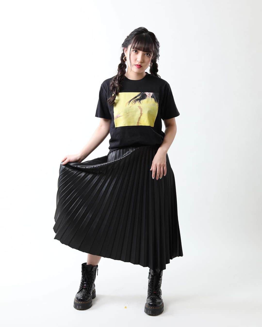 JUNNAのインスタグラム：「『JUNNA ROCK YOU TOUR 2021 〜20×20〜』グッズ紹介〜〜〜②  "20×20 Visual T-shirts" 🖤💛」