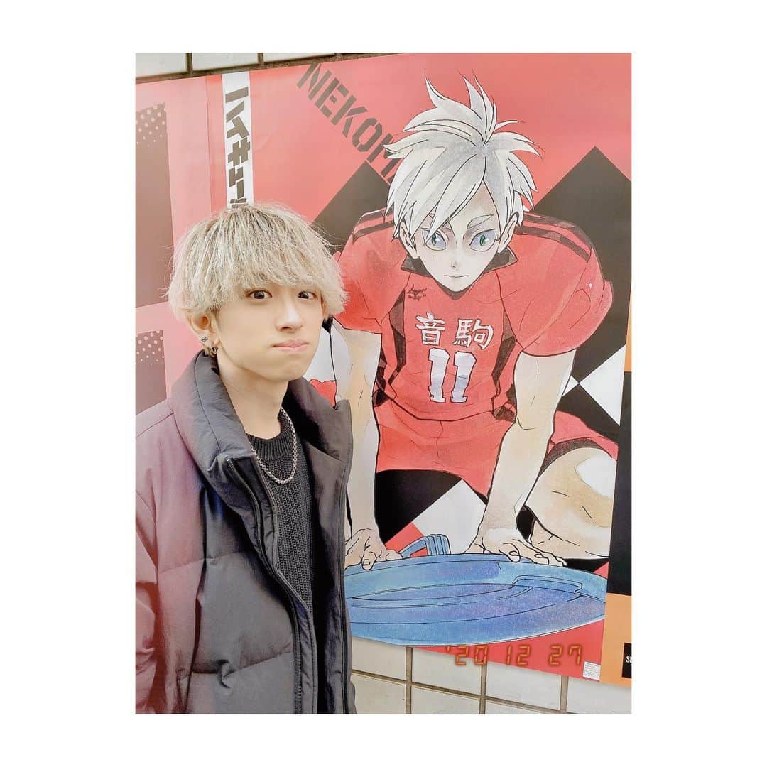 SHOYA【ANFiNY】のインスタグラム：「﻿ ﻿ ﻿ 2020年もあと少し😊﻿ ﻿ ﻿ ANFiNY来年こそはドヒャーっと行くために色々考えてますので、みんな着いてきてなー！﻿ ﻿ ﻿ 渋谷でリエーフさんを見つけたのでツーショットお願いしました☺️笑﻿ ﻿ ﻿ #anfiny #shoya #selfie #selca #f4f #l4likes #fff #asia #japan #japanese #좋아요반사 #일상 #셀카 #셀스타그램 #얼스타그램 #팔로우백 #맞팔해요 #ハイキュー #灰羽リエーフ」