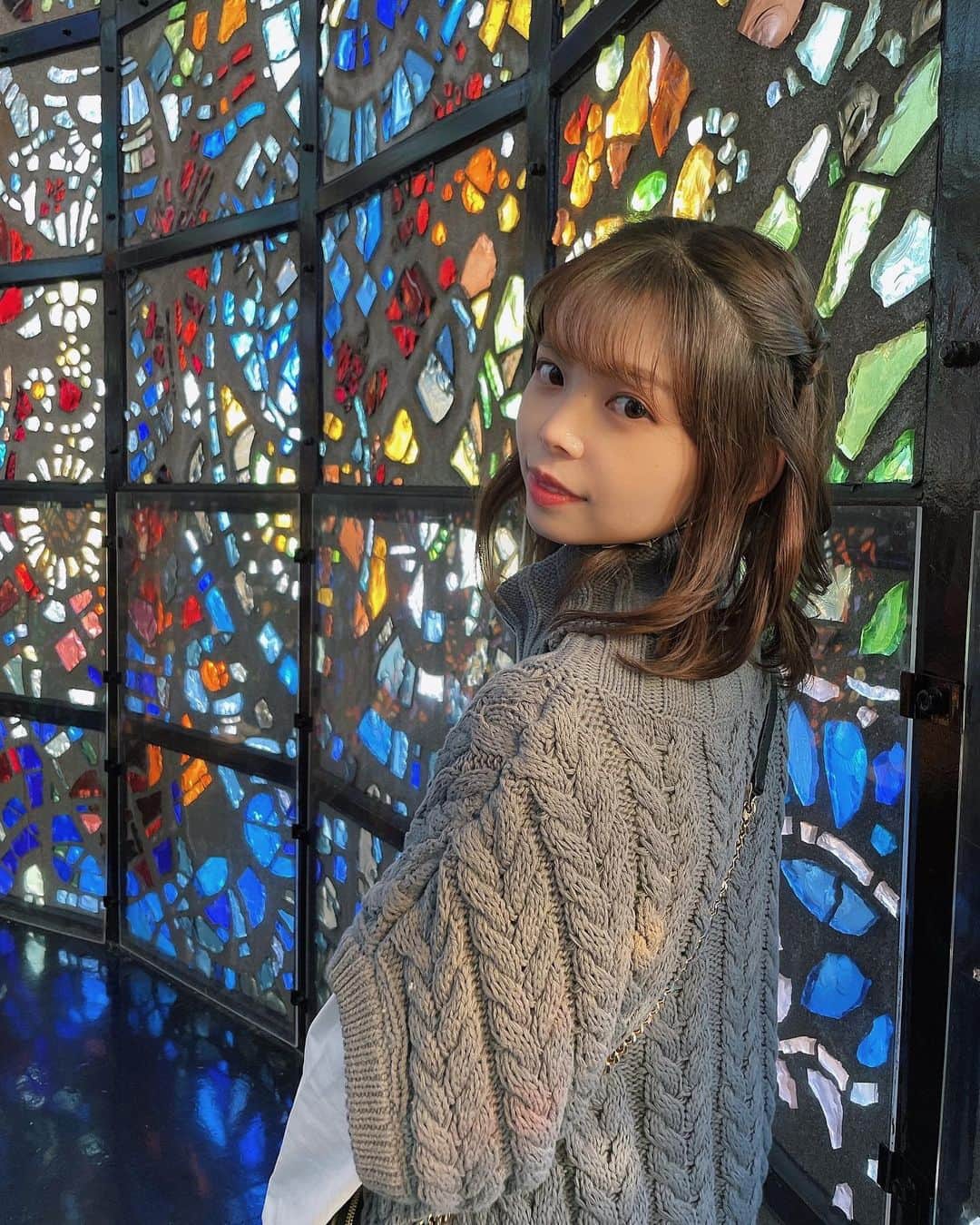 のインスタグラム：「行ってみたいところに行けました🌈 : : #stainedglass  #museum  #art #photo  #hakone  #hakonejapan  #trip #portrait  #photo_jpn  #hairarrange  #turtleneck」