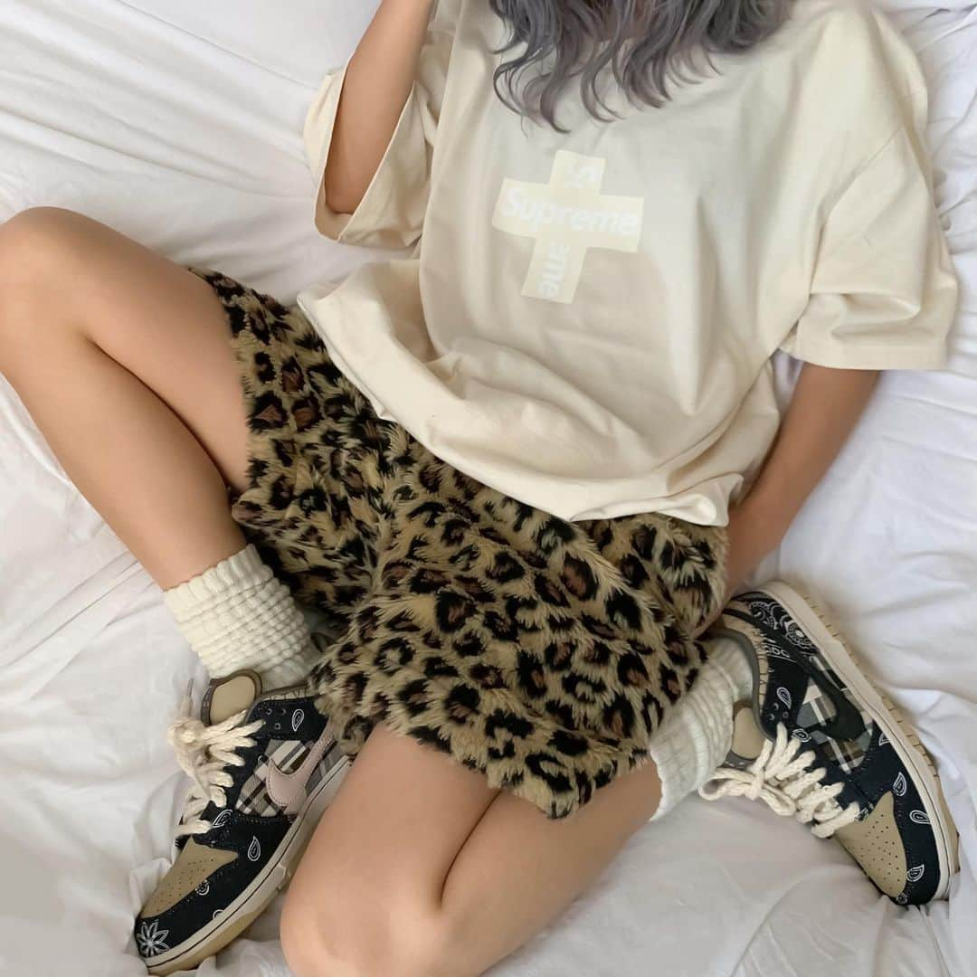 Supreme Mihoさんのインスタグラム写真 - (Supreme MihoInstagram)「🤍🤍🤍 ✩ "Natural" ✔️Cross Box Logo Tee...XL ✩ 今回のカラーで1番目立たないBox🐻‍❄️ それがたまらん🥺❤️ 生地も可愛い🤍 ✩ @supreme_leaks_news @supreme__hustle @strictlypreme  @dropsbyjay @supcommunity @mrbld  @suptalk  #supreme #supremenewyork #supremenyc #supremeboxlogo #boxlogo #supremegirl #supremeteam #supremeheat #hypeaf #hypefeet #streetwear #streetstyle #streetgirl #streetfashion #travisscott #niketravisscott #dunksb #シュプリーム #ストリートファッション #ストリート #モコモコパンツ」12月28日 20時05分 - miho_umeboshi