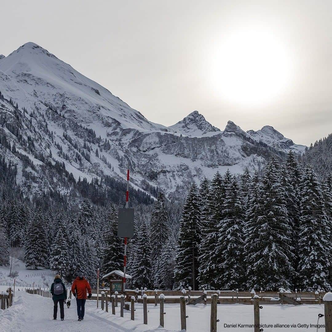 ABC Newsさんのインスタグラム写真 - (ABC NewsInstagram)「Walkers stroll through the snow-covered landscape of Oberstdorf in Bavaria, Germany. #winter #germany #mountains #snow」12月28日 20時00分 - abcnews