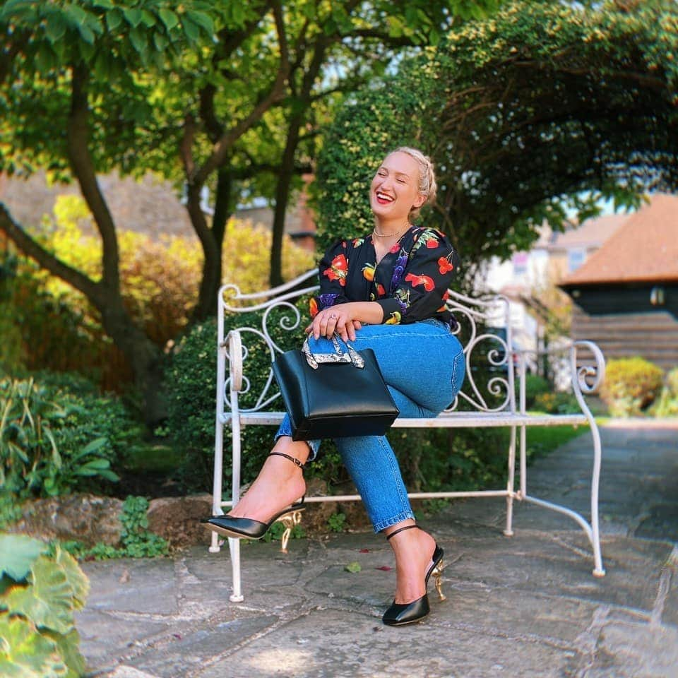 SOPHIA WEBSTERさんのインスタグラム写真 - (SOPHIA WEBSTERInstagram)「'Hola' is my cutest little tote to date 👜⁣ Paired here with my square-toe 'Flo' Flamingo’s. 🦩⁣💓 S x ⁣ ⁣ #SophiaWebster #SophiaWebsterBags #SophiaInSophias⁣」12月28日 20時00分 - sophiawebster