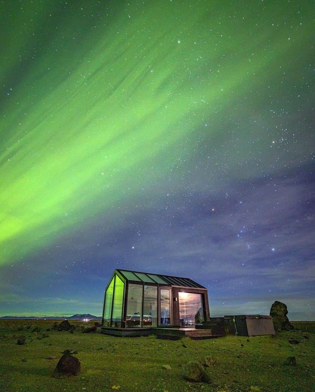 Discover Earthさんのインスタグラム写真 - (Discover EarthInstagram)「Would you like to spend the night in such a beautiful place?  They are located on a lava desert in the south of Iceland. 5 minutes from the small town of Hella, close to all the popular attractions that southern Iceland has to offer, but also in a secret and secluded location.  The experience they offer is unique. In this bedroom entirely made of glass, you can sleep under the stars in comfort and warmth. The bathroom (thanks to a two-way mirror effect you can not be seen from the outside) offers views of the largest Icelandic volcanoes, Hekla, eyjafjallajökull, bláfjöll, tindfjöll…  #discovericeland🇮🇸 with @glasscottagesiceland  . . . . .  #iceland  #everydayiceland  #igersiceland  #inspiredbyiceland  #icelandair  #wheniniceland ​  #mystopover  #ig_iceland  #icelandtravel  #visiticeland  #icelandic  #whyiceland  #exploreiceland  #discovericeland  #aroundiceland  #unlimitediceland  #ísland  #icelandsecret  #loves_iceland  #wowair  #icelandexplored  #islandia  #bestoficeland  #absoluteiceland  #northernlights  #icelandtrip」12月28日 20時00分 - discoverearth