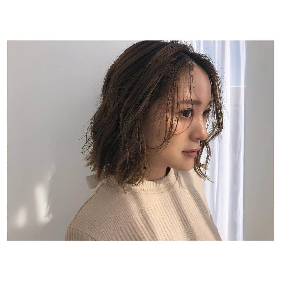 菊池かずみのインスタグラム：「ツヤっとchayメイク💄 この日のメイクも気に入っていただけて嬉しいなぁ♪  仕事納めもして今年よく使ったヘアメイクアイテムたちをキレイキレイしながら眺めていたのですが、かなり気に入って使いこんでいたコスメたちがありました🤫 また2020年の備忘録としてアップします♪  #chay #まいまい #新婚さん ♡ #ツヤ肌 #ヘアメイク #kikkumakeup #kikkuhair  #Repost @chay1023_official with @make_repost ・・・ 💄♡ メイク道具を新調したくて、この日の撮影で使ったメイク道具全部メモった✍️メイクは奥深いですなぁ。」