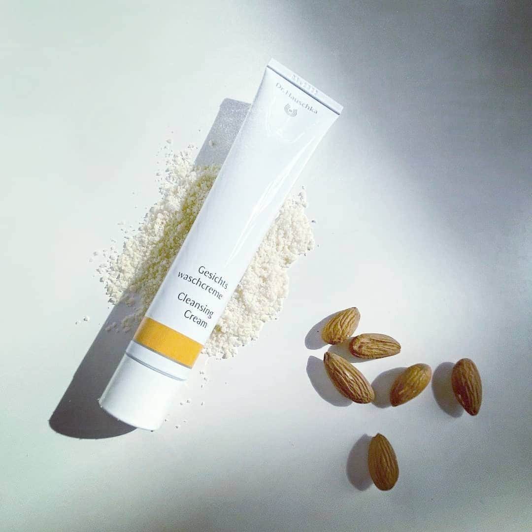 Dr. Hauschka Japan ドクターハウシュカさんのインスタグラム写真 - (Dr. Hauschka Japan ドクターハウシュカInstagram)「乾燥や冷えでお肌はとどこおったり、ゆらぎがち。⁠ .⁠ .⁠ 界面活性剤フリー＆天然由来１００％の⁠ 泡立たないアーモンドの洗顔料で押し洗いしてゆきます。⁠ .⁠ .⁠ 老廃物や汚れはしっかりとオフしながら、⁠ お肌を落ち着かせて、洗顔後はスキンケア後のように⁠ お肌をやわらかくしっとり保ちます。⁠ .⁠ .⁠ #ドクターシュカ#Drハウシュカ#オーガニックコスメ#敏感肌#敏感肌スキンケア#敏感肌でも安心#敏感肌でも使える#敏感肌用#敏感肌コスメ#オーガニック#オーガニックコスメ好きな人と繋がりたい#オーガニック好きな人と繋がりたい#オーガニック化粧品#オーガニックスキンケア#オーガニック女子#オーガニックライフ#ナチュラルコスメ#ナチュラルな暮らし#丁寧な暮らし#スキンケア難民#スキンケア大事#スキンケア#スキンケア好きさんと繋がりたい#サステナブル#サステナブルライフ#ゆらぎ肌#洗顔料#界面活性剤フリー#洗顔クレンザー」12月28日 20時01分 - drhauschkajapan