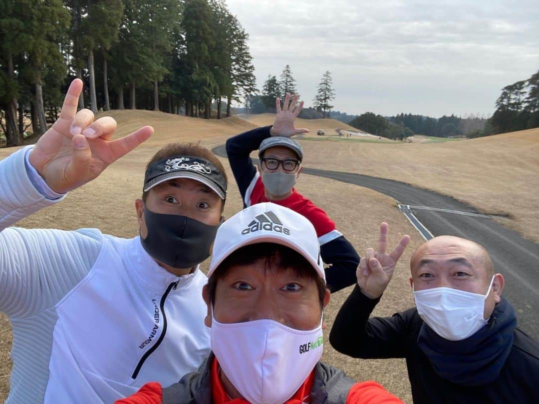 神奈月のインスタグラム：「今年の打ち納め⛳️ 楽しいメンバーで行ってきたよー☺️  #ゴルフ #golf #オークヒルズカントリークラブ #原口あきまさ さん #岩井ジョニ男 さん #やす さん ♯神奈月」