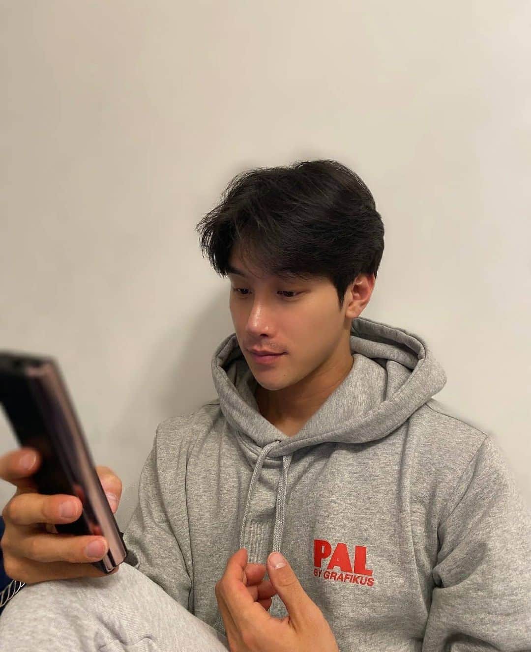 Lee Si-gangのインスタグラム：「곧..새해인거  실화에요?😂 2020년도가 없었던거 같은데..😭  もうすぐ2021年ですね。 時間早い。😭」