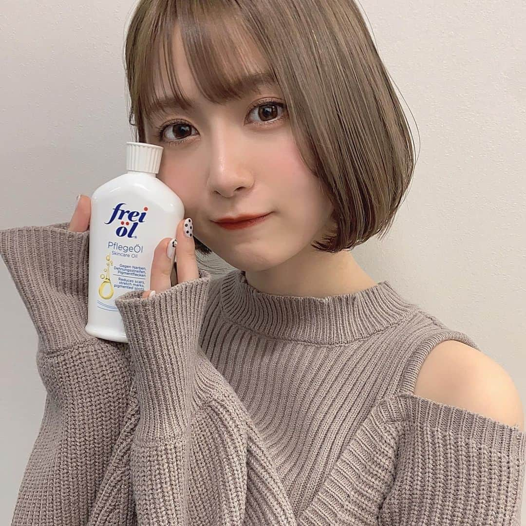 こよちゃんさんのインスタグラム写真 - (こよちゃんInstagram)「いつものスキンケアにプラスするだけ🧴 ・ ・ ・ 今年の冬は暖かいのかな？と感じるけど 寒さは防げても乾燥は防げない〜🥲 毎日化粧する身にとっては大敵、、  今日は暖房ガンガンの室内でも夜まで潤い続くわたしの化粧前のスキンケア方法教えちゃったり😆  普段の化粧水、乳液（自分に合ってたらなんでもいいよ）にフレイオイルを数滴プラスするだけなの‼️ ちょー簡単じゃない！？ これだけで潤いがプラスされてお肌の調子がいい感じになるの💓  🌟乾燥肌さんはファンデーションにオイル落として顔全体につけるといいかも！ 数滴たらすだけで伸びもよくなるよ！  このオイルは2年前くらいに知ったんだけどオイル特有のベタベタ感が残らないでしっとりするし、ニキビとか傷跡も治りやすくなるの🥺 すばらし👏  マツキヨとココカラファインで買えるようになったのはとてもありがたいお話！  試してみてねん💌  #freiöl #freioil #フレイオイル #フレイオイルがある生活 #おこもり美容 #潤いプラス #保湿 #プラス1滴 #pr #こよメイク」12月28日 20時13分 - koyomatsu5