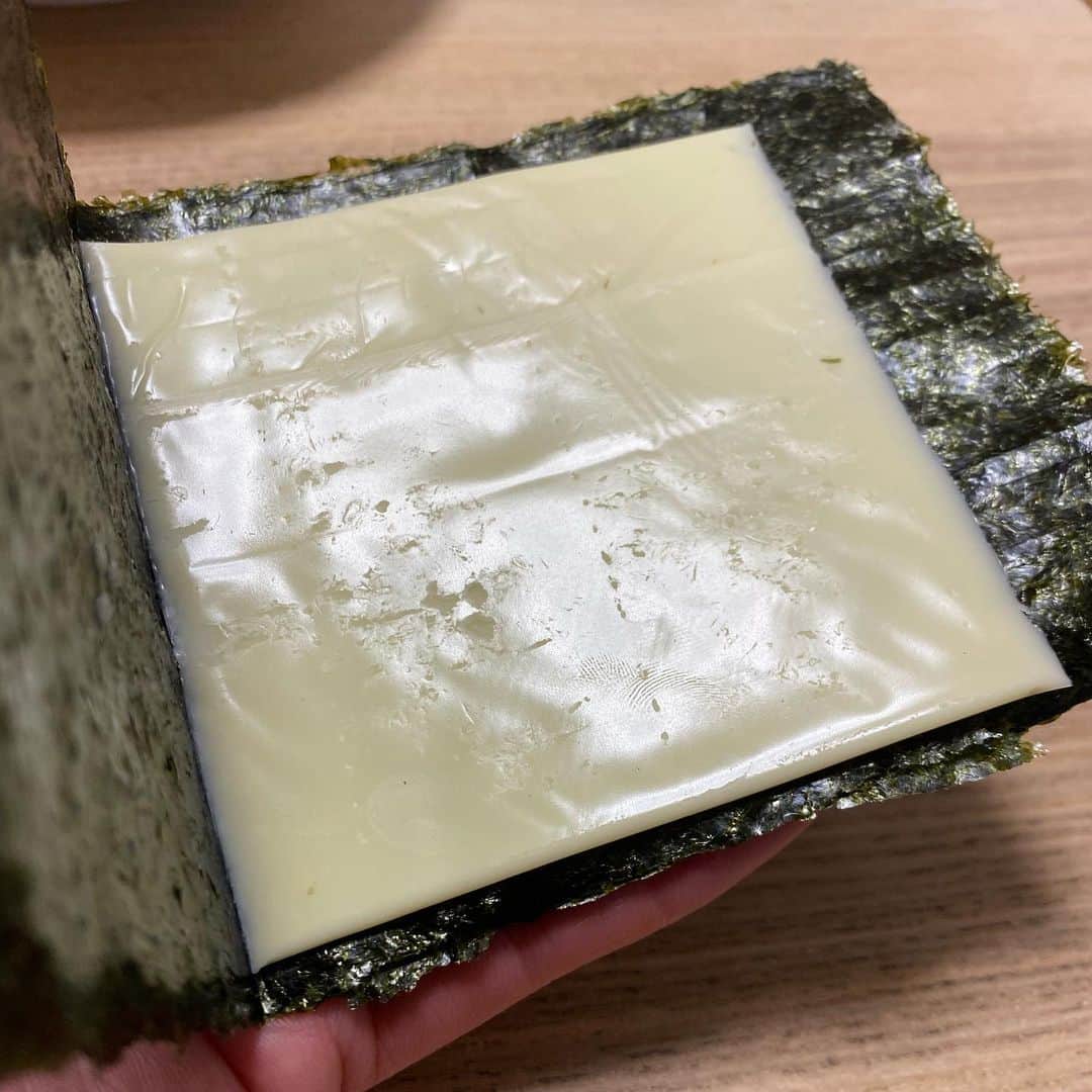 栗原友さんのインスタグラム写真 - (栗原友Instagram)「スライスチーズを海苔で挟む。これ最高の酒のおつまみです。#マネしてみてね  #クリトモつまみ」12月28日 20時05分 - kuri__tomo