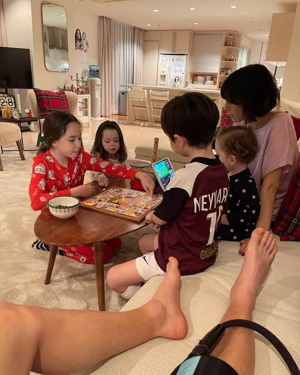 アンドレス・イニエスタさんのインスタグラム写真 - (アンドレス・イニエスタInstagram)「Juegos de mesa ❤️ #Familytime #Ravapas💫#Recovery #Day13   テーブルゲーム ❤️」12月28日 20時05分 - andresiniesta8