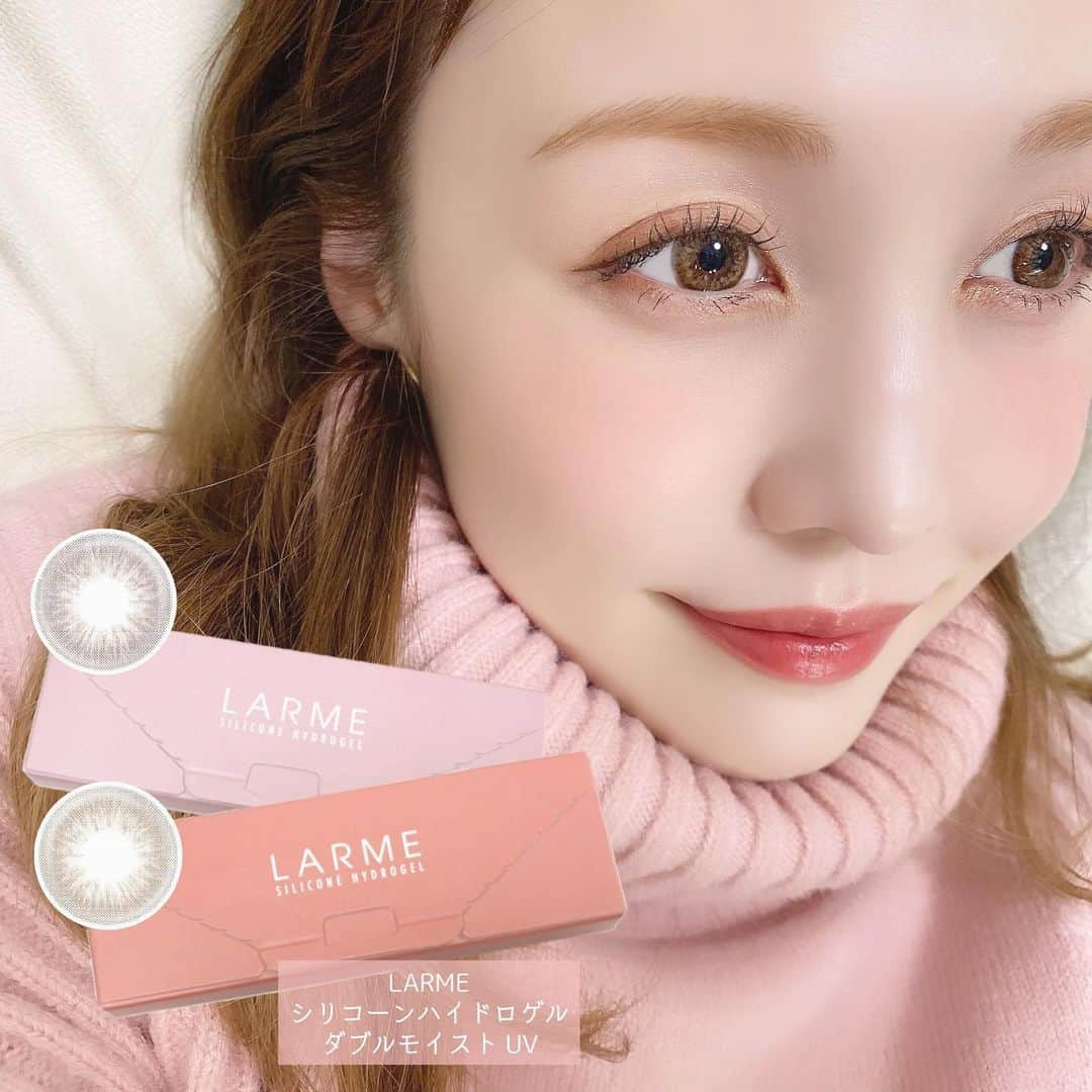 のインスタグラム：「🎀LARMEの新シリーズ！カラコン👀🎀﻿ ﻿ ﻿ ﻿ 久しぶりのカラコンレポ✍🏻﻿ ﻿ 12月10日にラルムの新シリーズがデビュー✨﻿ ﻿ 毎日使いたくなるような﻿ 今まで以上に快適な装用感をプラスして﻿ 新素材を採用したらしい…！﻿ ﻿ ✔︎シリコーンハイドロゲル ダブルモイスト UV﻿ CRYSTAL BEIGE(クリスタルベージュ)﻿ COSMIC MAUVE(コズミックモーヴ)﻿ DIA 14.0mm﻿ GDIA 13.0mm﻿ BC 8.7﻿ ﻿ 私は普段は裸眼生活が多くて﻿ 印象を変えたい時に﻿ ファッション感覚でカラコンを使うので﻿ 微々たる変化は分からない方なんだけど。﻿ ﻿ やわらかくて付けやすい！！✨﻿ ﻿ クリアコンタクトみたいに柔らかくて﻿ 上手く言い表せないんだけど﻿ ぷるんっとしているような﻿ ヌメっとしているような感触！笑﻿ ﻿ 付ける時に一番違いを感じれます🤚🏻✨﻿ ﻿ 長時間の装着が必要な方に良さそう〜😆﻿ ﻿ UV-Aは約70%、UV-Bは約95%と﻿ UV効果がしっかりあるのも嬉しい👏🏻﻿ ﻿ 日焼け止めを塗るだけじゃ﻿ 目はノーマークだから﻿ UV対策として付けたいくらい🥺﻿ ﻿ 私が画像で付けているのは﻿ クリアな発色が綺麗なクリスタルベージュ。﻿ どちらのカラーも透明感溢れていて﻿ 上品なほんのりハーフ目になれるよ✨﻿ ﻿ ラルム史上、最小で最上の﻿ 装用感ゼロ👌🏻を是非試してみてね😆✨﻿ ﻿ ﻿ ﻿ @queeneyes_official  #LARMESILICONEHYDROGELWMOISTUV﻿ #カラコン#クイーンアイズ#ラルム#カラコンレビュー#LARME#ラルムシリコンハイドロゲルダブルモイストUV#クリスタルベージュ#コズミックモーヴ#CRYSTALBEIGE#ゼロ感覚カラコン#シリコンハイドロゲル」