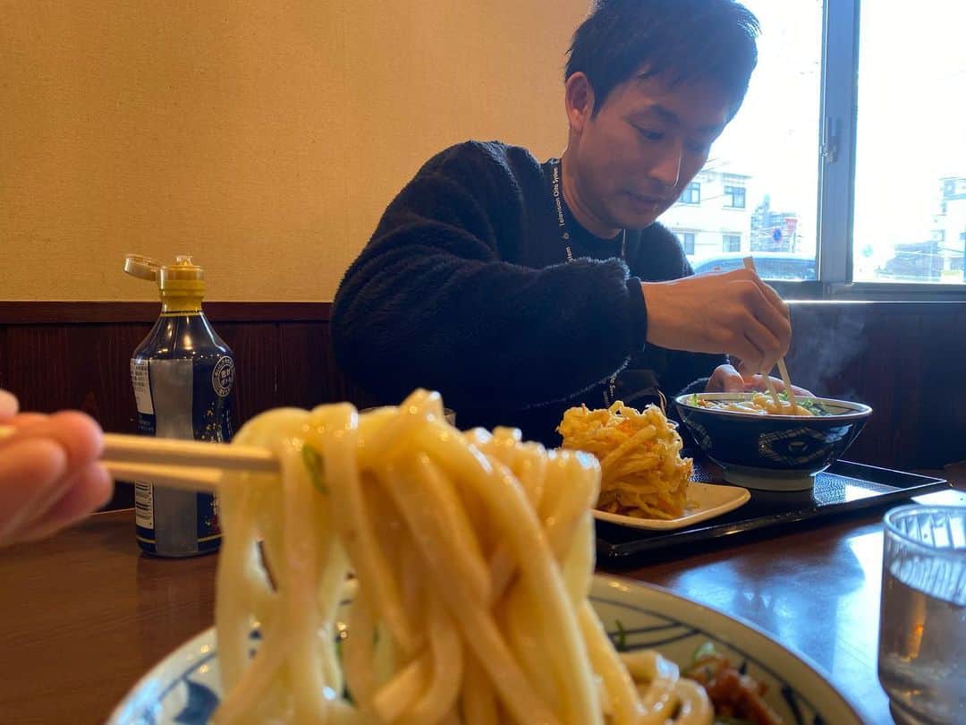 のインスタグラム：「あす旅立つ先輩と出発前に麺活。気をつけて行ってらっしゃいませ。 #麺活  #うどん  #釜玉混ぜるのに真剣 #全国高校サッカー選手権大会  #高校サッカー  #選手権 #実況  #tos  #アナウンサー  #田邉智彦  #丸亀製麺」