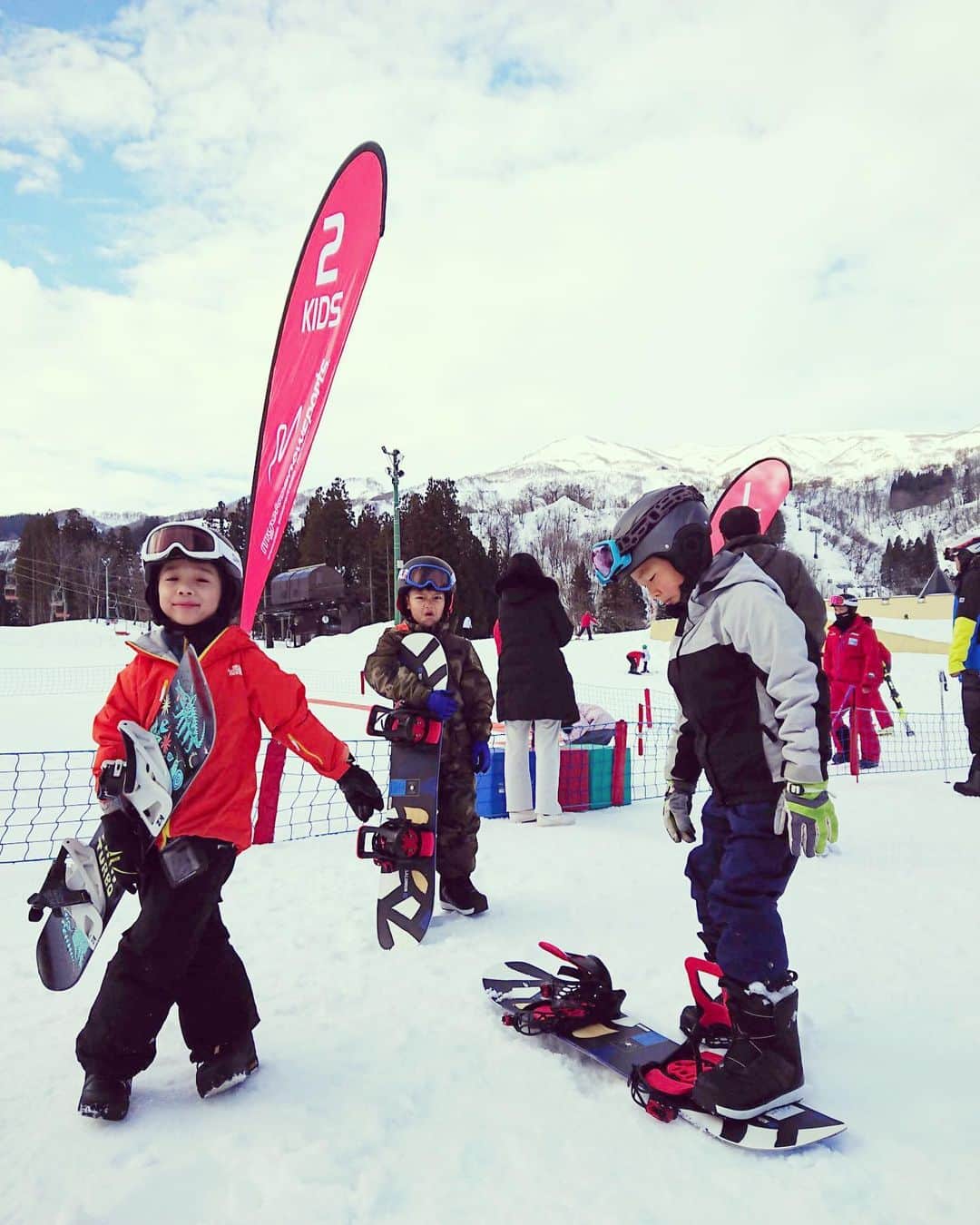 桃生亜希子さんのインスタグラム写真 - (桃生亜希子Instagram)「何故か投稿が消えてしまったので、もう一回。 　息子が初めてちゃんとスノーボードを習って、楽しいと言ってくれた。😊✨🏂 　一緒に行く楽しみができたな。 　お世話になった皆様、ありがとうございました！」12月28日 20時11分 - pinokosugar