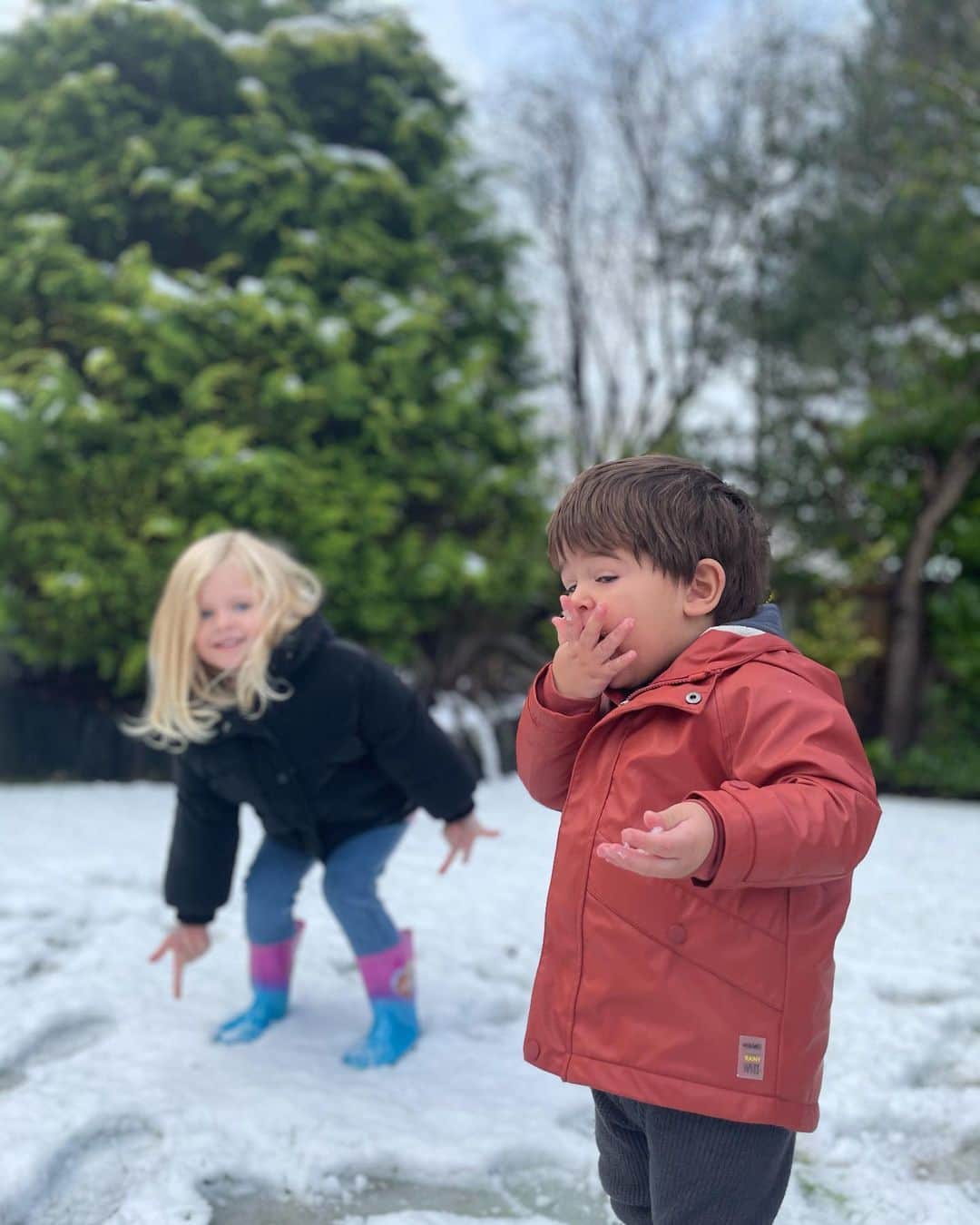 ナタリア・ベッカーのインスタグラム：「Do you wanna build a snowman? Come on lets go and play!  ⛄️ ❄️  Matteo, what does snow taste like? (Matteo, que gosto tem a neve?) 😂」