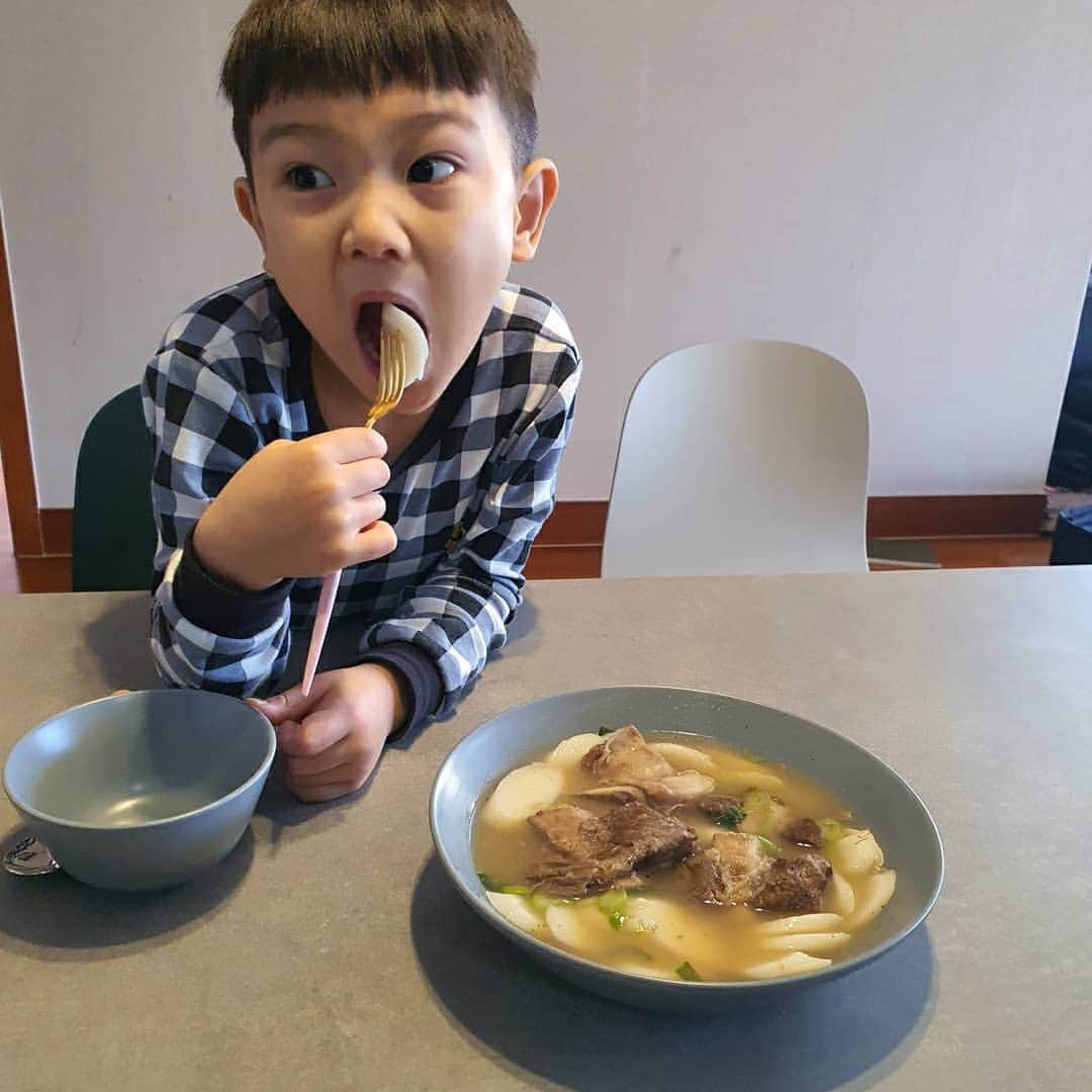 チョン・テウさんのインスタグラム写真 - (チョン・テウInstagram)「여러분 저희 갈비탕 🍖 출시를 정말 많이 기다리셨군요? 정말 감사합니다~ㅎㅎ  긴 연휴가 끝났지만 계속 연휴같은건 모든 분들이 똑같겠죠?😭  집콕으로 매끼 챙겨드시기 힘들텐데 대디 갈비탕으로  갈비탕 떡국 끓여 드셔보시는건 어떠세요? 아이들과 어른 입맛 모두 잡는 맛있는 한끼가 될거예요 😋  #대디푸드 #대디갈비탕」12月28日 20時16分 - _jungtaewoo