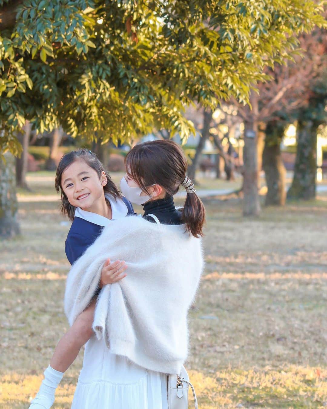 かなのインスタグラム：「． 発表会が終わった後のホッとした笑顔💕 意外と緊張しぃなりきと☺️ まだまだママ抱っこ〜🤢って甘えて来てくれるよ🥰 ． ただ20kg抱っこはさすがに腰がツライ😂 この日も洋服の下に @guardnerbelt を付けてるんだけどこれもっと早く出会いたかった🤢💕 産後の骨盤矯正や腰痛を予防、改善も出来て姿勢も良くなるからダイエットのサポートにも✨ 装着も簡単だし意外と洋服にも響きにくいの☺️ 筋トレでたまに腰痛める翔ちゃんとも共有してるよ👨🏾🤝👩🏻笑 ． 1月4日まで500円OFFクーポン使えるので ぜひ使ってね~💕 ↪︎【kana_guardner】 ． ． #ガードナーベルト#骨盤矯正#腰痛改善#骨盤ベルト#腰痛コルセット#姿勢改善#ダイエット#産後#ママと息子」
