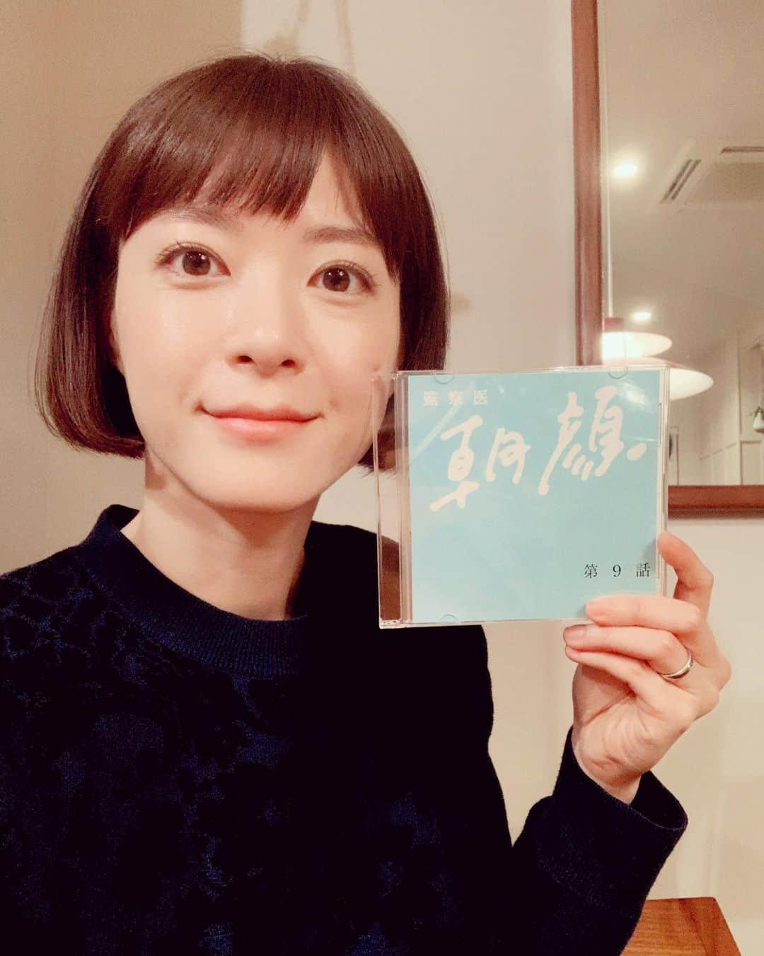 上野樹里さんのインスタグラム写真 - (上野樹里Instagram)「仕事納めしてきました🌟 泣き芝居や、来年の衣装合わせもあり、噛み締めるように充実した撮影日でした😊 今日は朝顔第9話、2時間スペシャルの放送です📺⚡️完パケは持っているけどオンエアでいつも観ているので今日も未だ観ていません。でも、みんなでとてもがんばった、やりがいのある回だったしスペシャルなので、事前にオススメさせていただきます❣️今年の締めくくりには少し早いけど是非、朝顔を見てくださーい✨😉👍というか、一緒に観ませんかぁ🤗さて！お風呂入って来まーす💨🛁💦🧴🧺😄✨お腹減った〜😆🍲 #監察医朝顔2 #仕事納めして来たよ！ #今夜9時からスペシャルだよ！」12月28日 20時19分 - _juri_art_