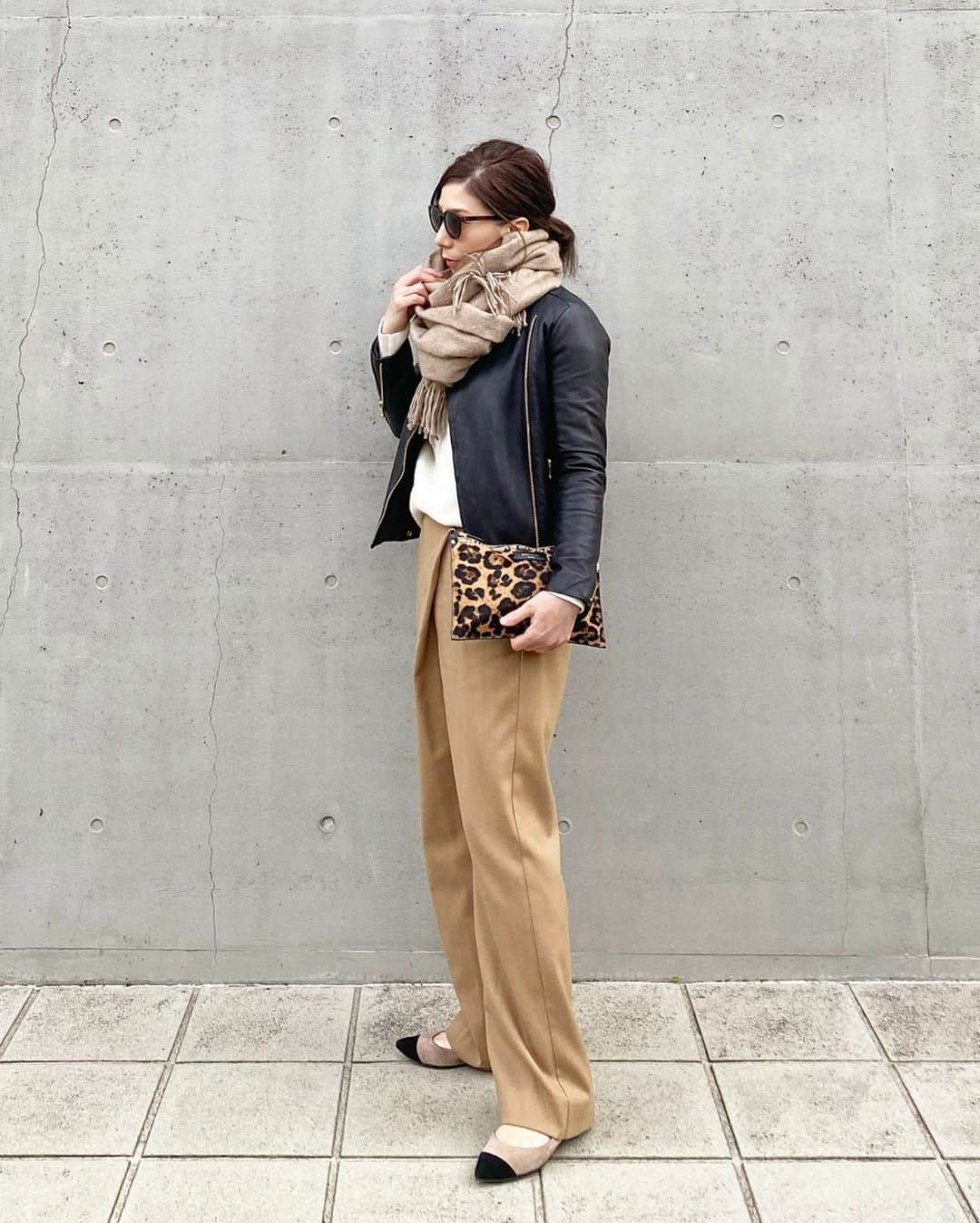 chiyo1173さんのインスタグラム写真 - (chiyo1173Instagram)「#outfitoftheday  今年もあと残すところあと3日ですね。 なのに全然年末感を感じないのは何故だろう⁇ でも、年を追うごとに 一年が過ぎていくのが早くなっていく気がします。 ・ ・ stole：#beggandco #ベグアンドコー  jacket：#spicandspannoble #ノーブル knit：#uniqlo #ユニクロ pants：#kuumfashion #クウム bag：#jandmdavidson #ジェイアンドエムデヴィッドソン  shoes：#baldanshoes #バルダン ・ ・ #コーデ#ootd#instafashion#冬コーデ  #大人カジュアル#きれいめカジュアル#locari#ロカリ」12月28日 20時19分 - chiyo1173