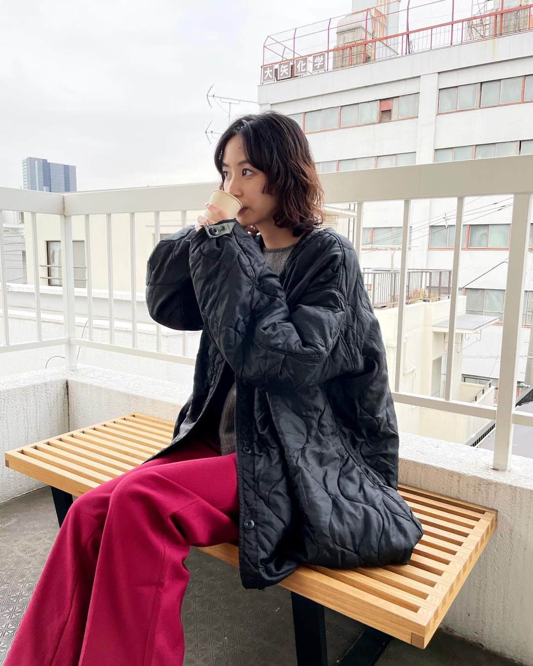 Shiho Sasakiのインスタグラム：「2020年も今日で仕事納め🙏 撮影終わりに ふぅーってひと息ついてるところ🤳 2枚目は撮影のoff shot📸 絶賛配布中のフライヤーは 2021年のSSを先取り出来る内容になっていますよ🌸 ぜひcheckしてみて下さいね❣️ #仕事納め」