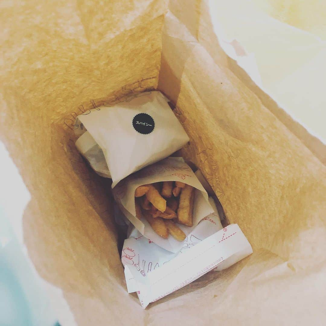 平野ノラさんのインスタグラム写真 - (平野ノラInstagram)「このチキン野郎！！  #モスバーガー #もぐもぐタイム  #okバブリー」12月28日 20時30分 - noranoranora1988