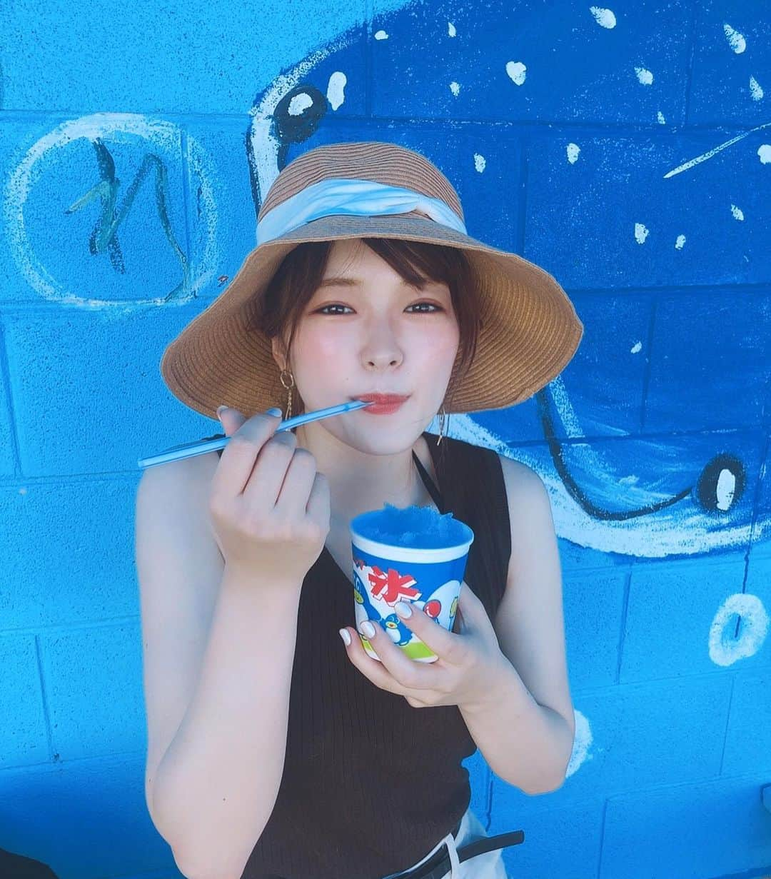 橋本紗奈さんのインスタグラム写真 - (橋本紗奈Instagram)「冬なので夏の写真を🍧 . . . ブルーハワイって夏しか食べられない気がして、なんかブルーハワイ選んじゃうんだよね🟦 . . #夏　#夏コーデ #冬コーデ #麦わら帽子 #現実逃避 #かき氷 #ファッション　#暖かく #ノースリーブ　#夏メイク　#夏ネイル #海　#海コーデ」12月28日 20時31分 - hashimoto_sana