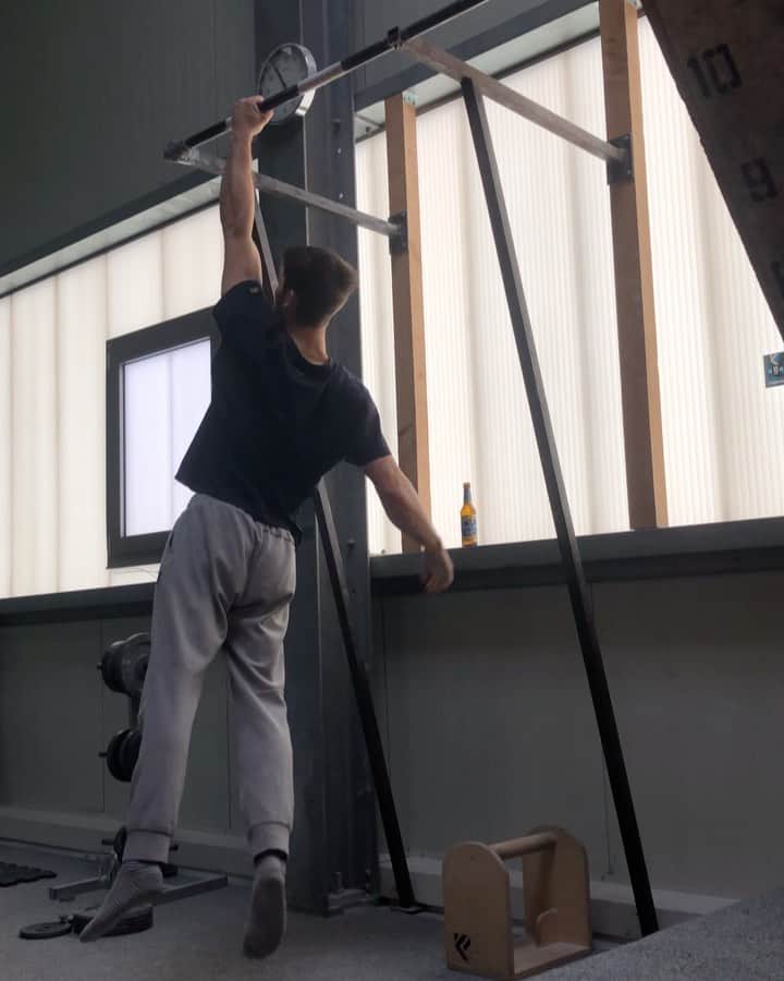 ヤン・ホイヤーのインスタグラム：「#Anzeige When you can’t choose between core and one arm pull ups...  @krombacher  #nullkommanull  #erfolgsdurst  #sportmachtdurst」